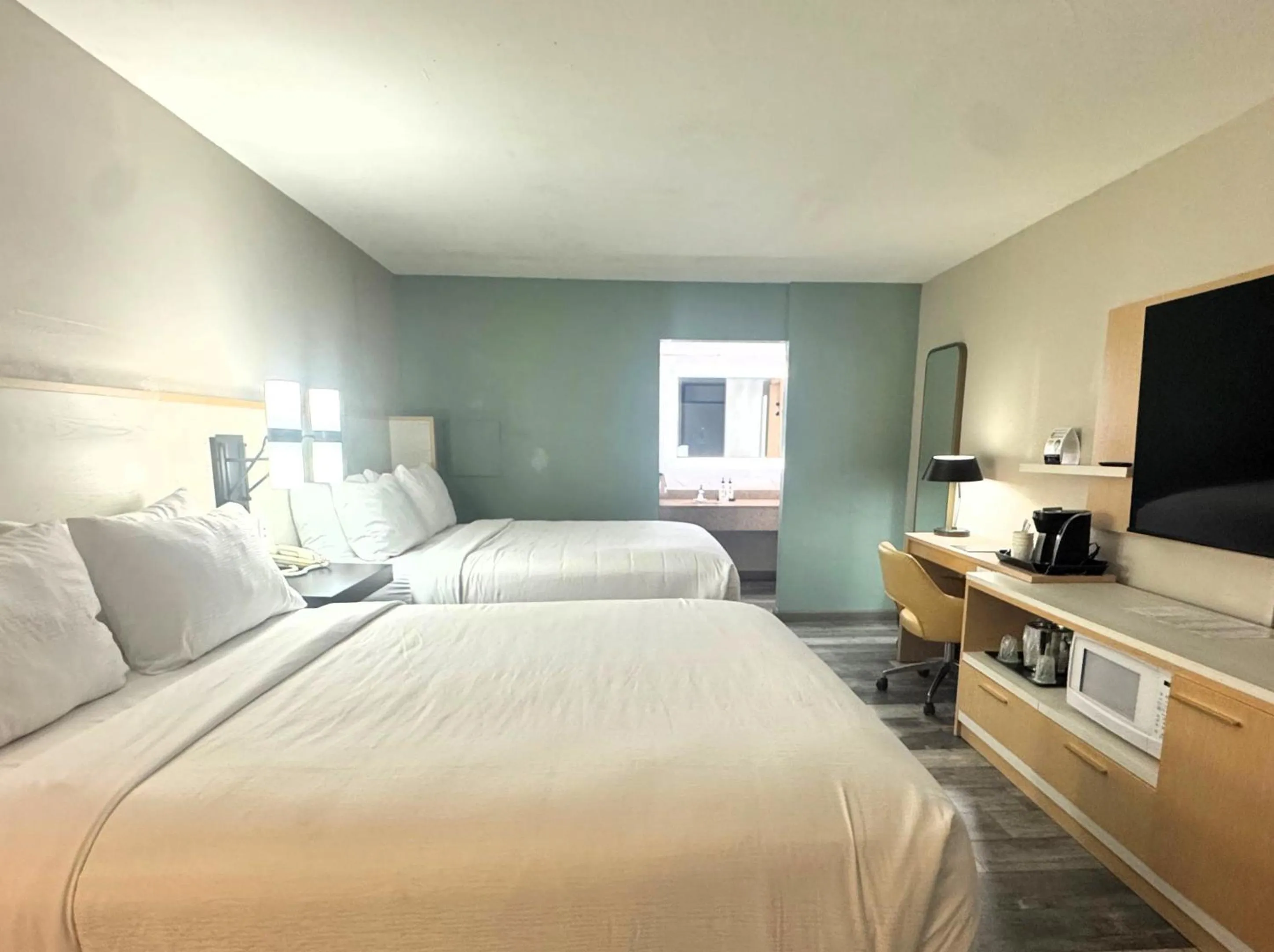 Photo of the whole room, Bed in Wyndham Garden Lake Guntersville