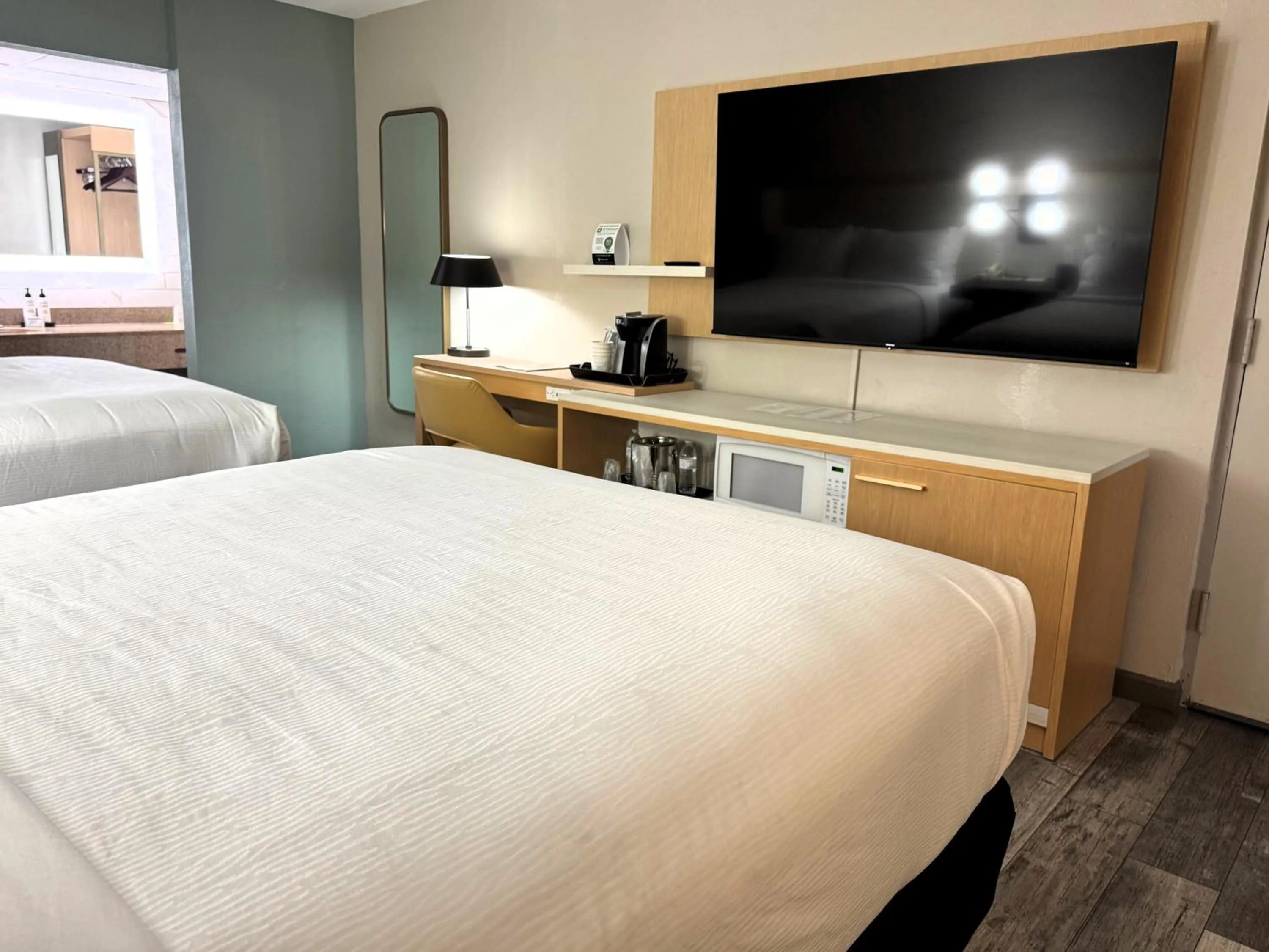 TV and multimedia, Bed in Wyndham Garden Lake Guntersville