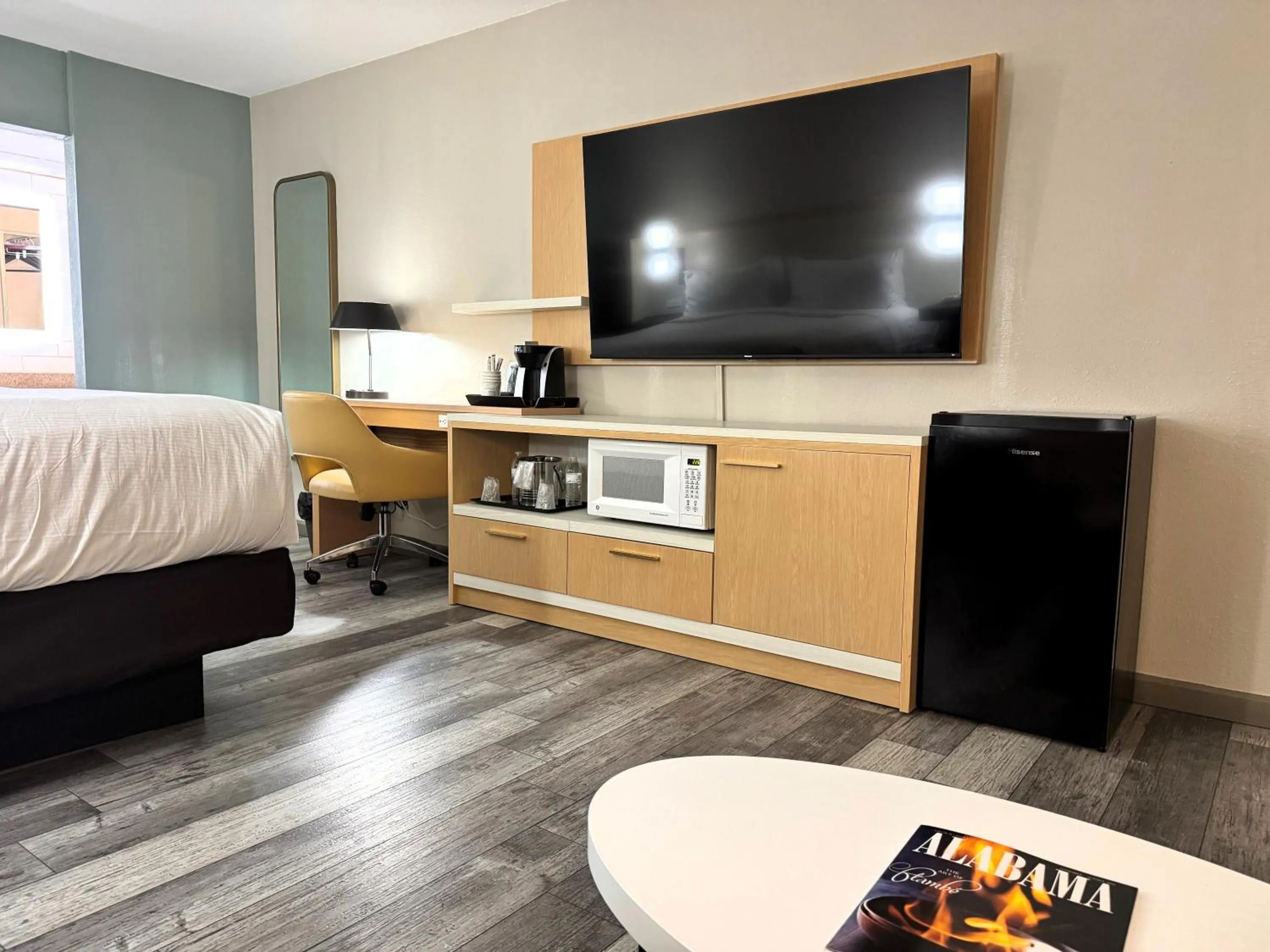 TV and multimedia, Bed in Wyndham Garden Lake Guntersville