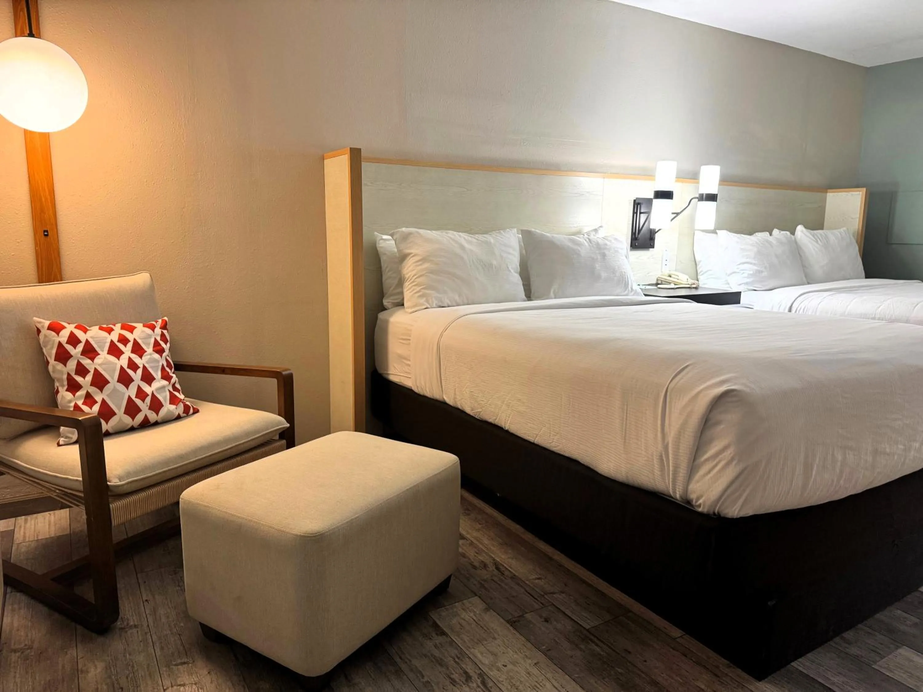 Bedroom, Bed in Wyndham Garden Lake Guntersville