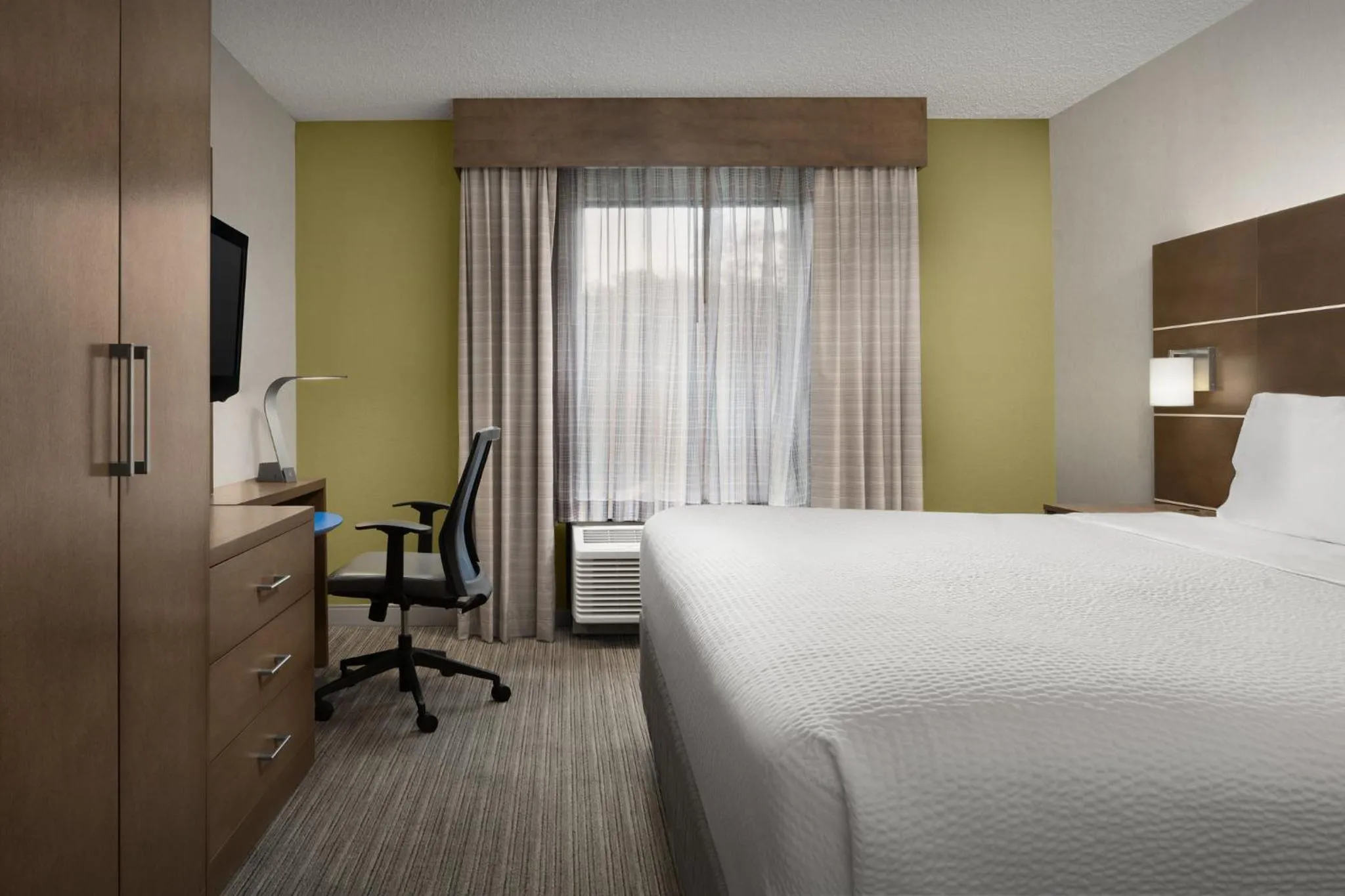 Photo of the whole room, Bed in Holiday Inn Express Andover North - Lawrence by IHG