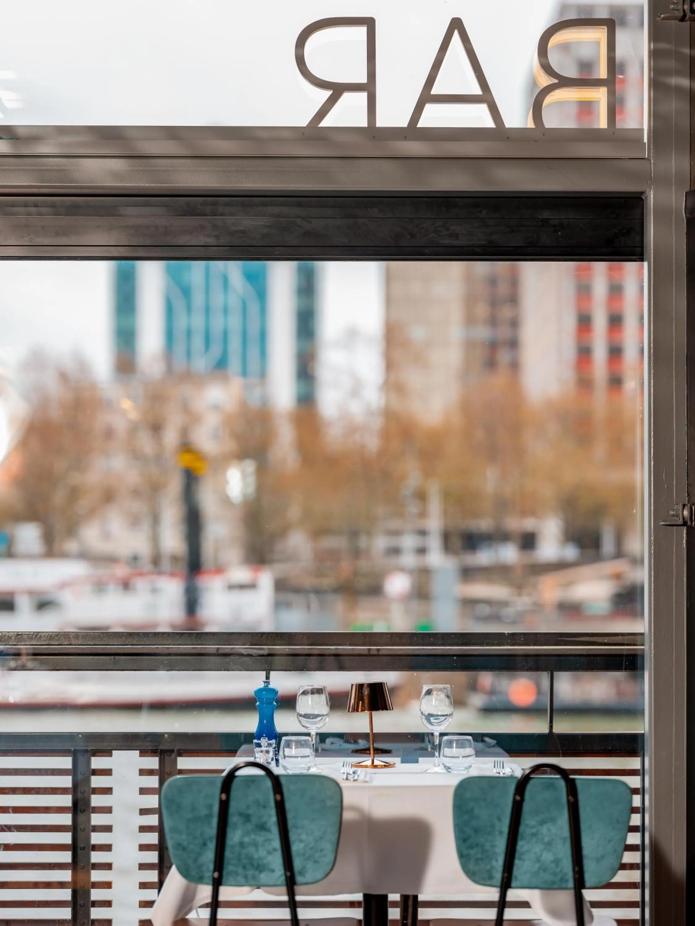 Restaurant/places to eat in Hotel OFF Paris Seine