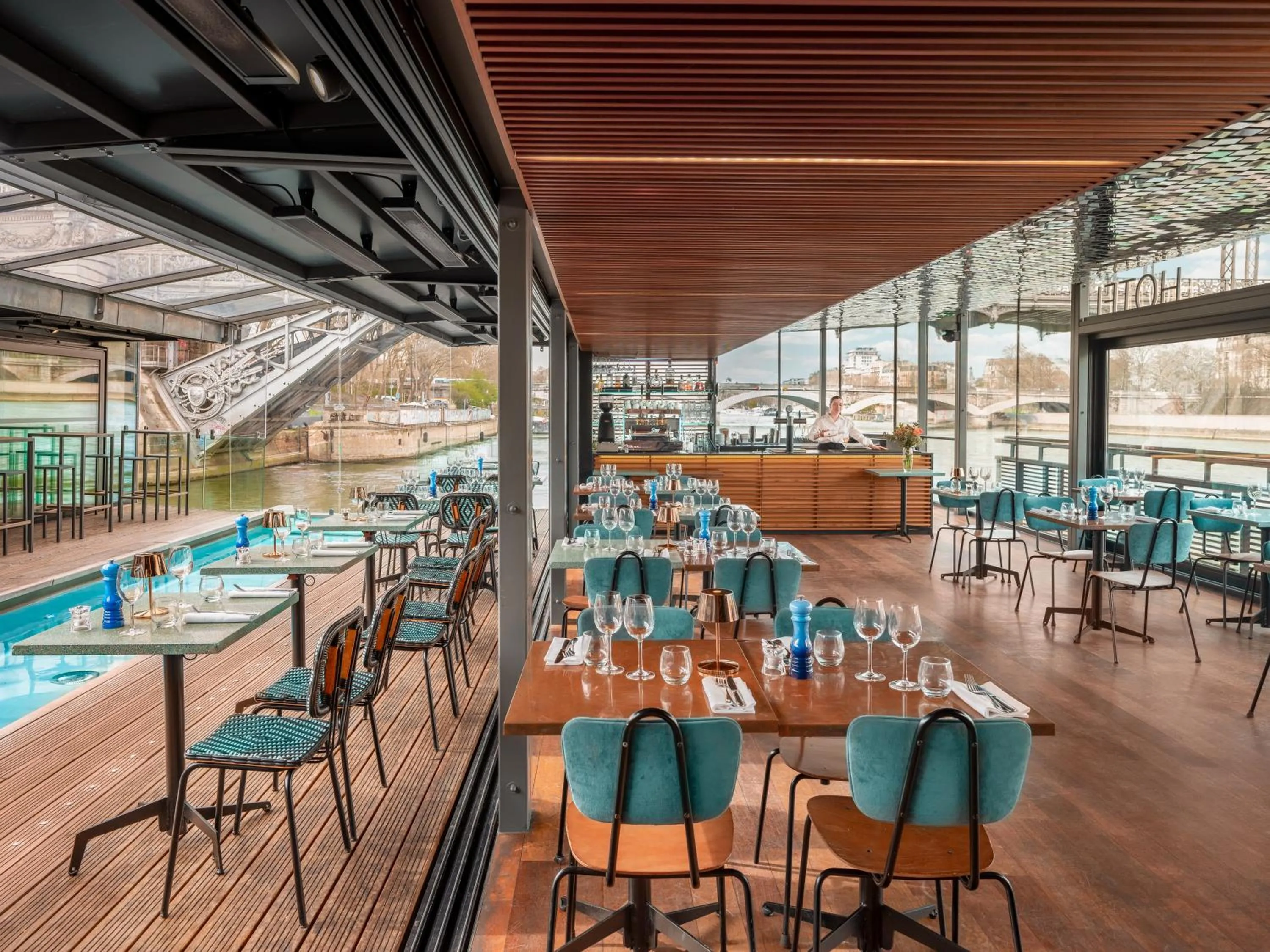 Restaurant/places to eat in Hotel OFF Paris Seine