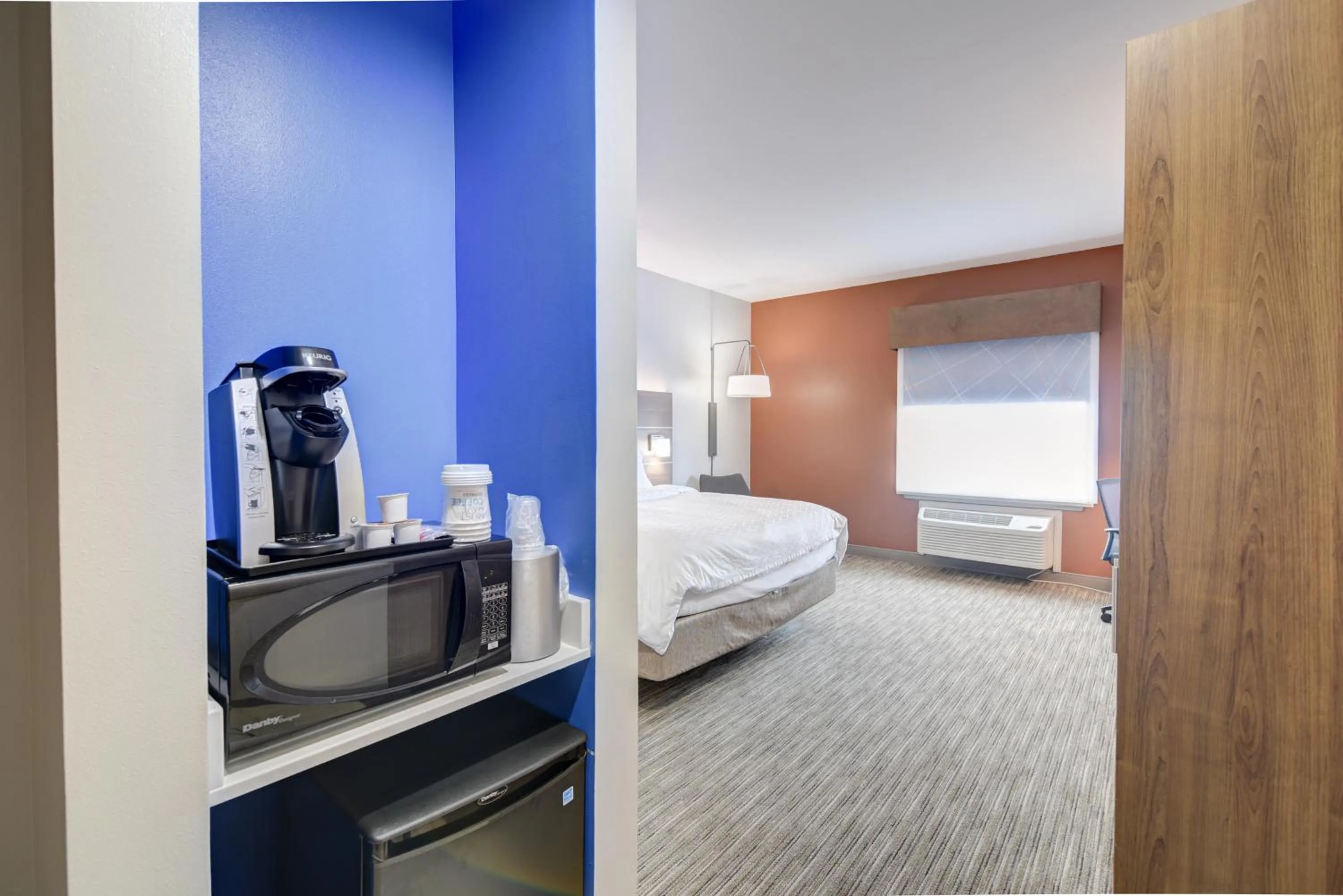 Photo of the whole room, Bed in Holiday Inn Express Hotel & Suites Foley by IHG