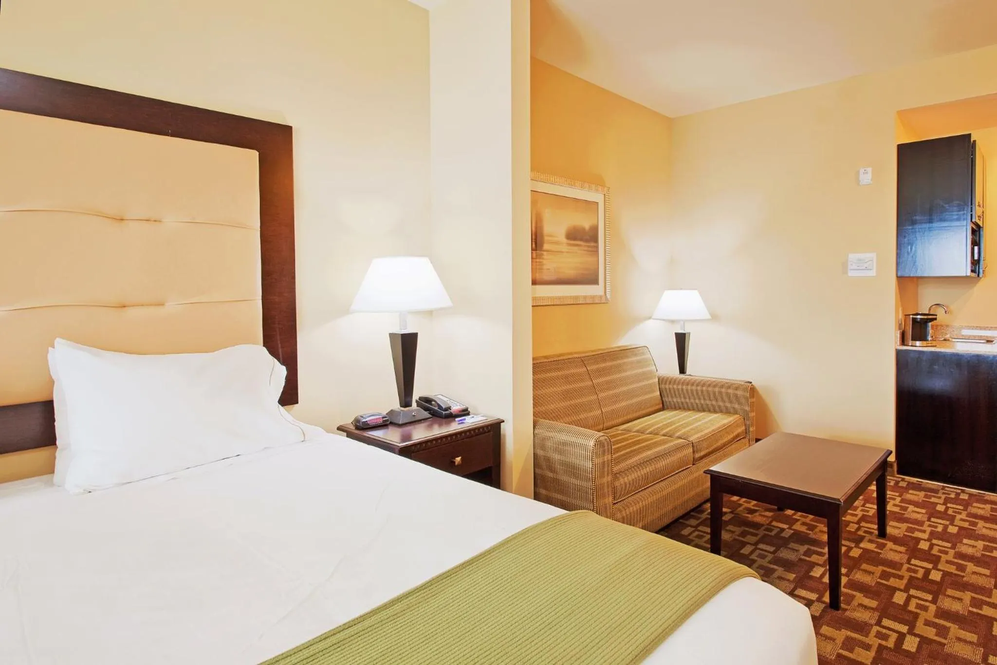 Bedroom, Bed in Holiday Inn Express Hotel & Suites Foley by IHG