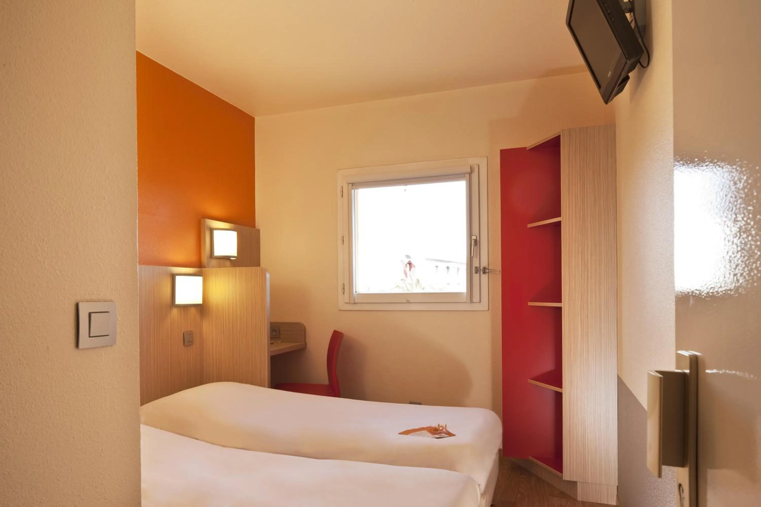 Photo of the whole room, Bed in Première Classe Perpignan Nord - Aéroport