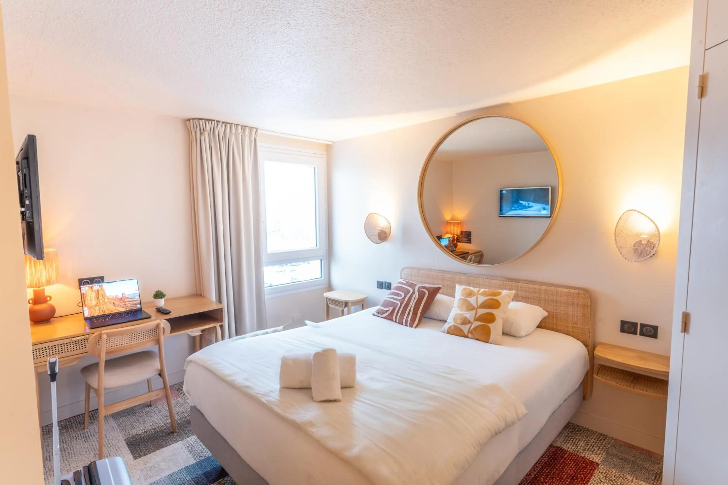 Bed in Hotel Bhoma Troyes