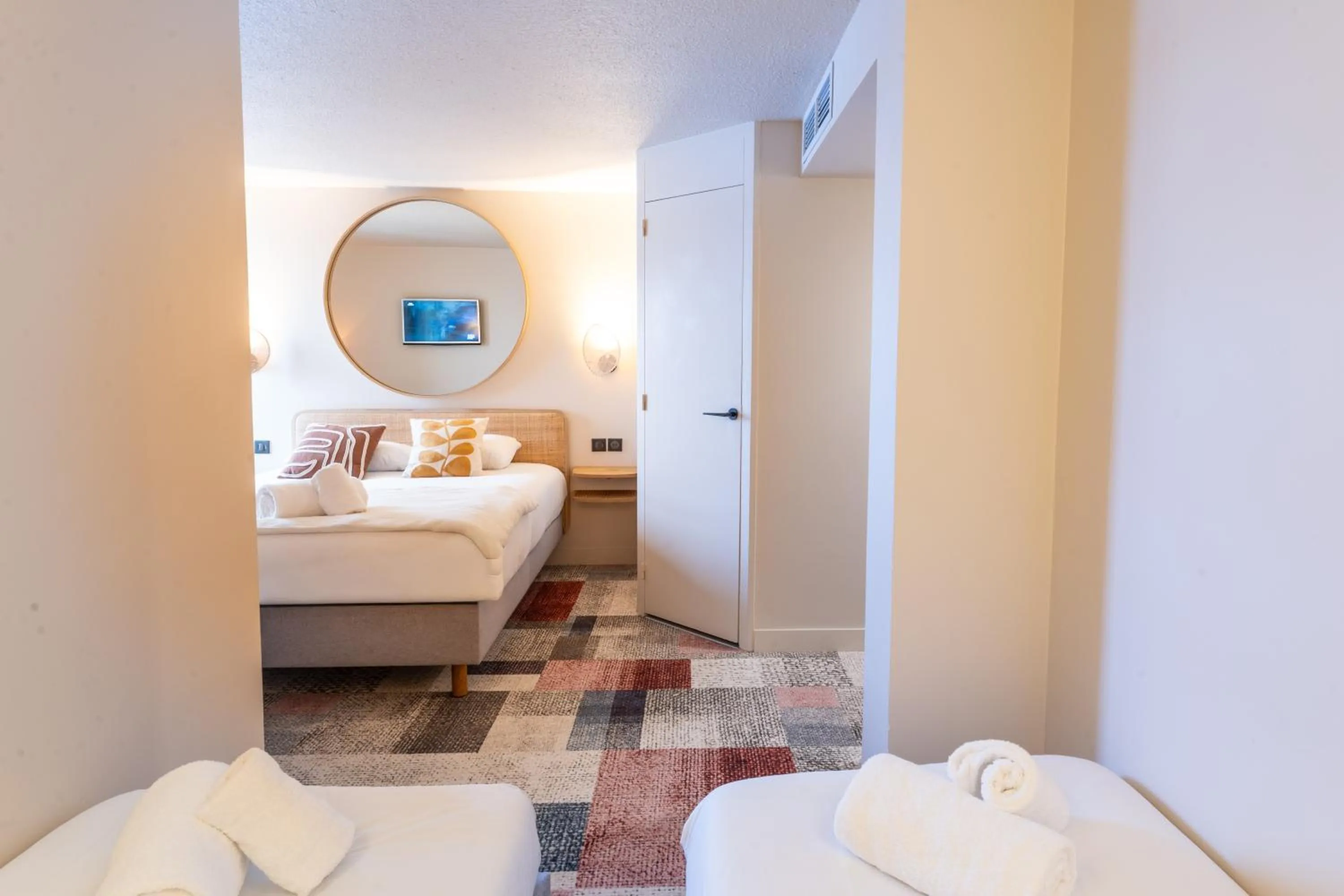 Photo of the whole room, Bed in Hotel Bhoma Troyes