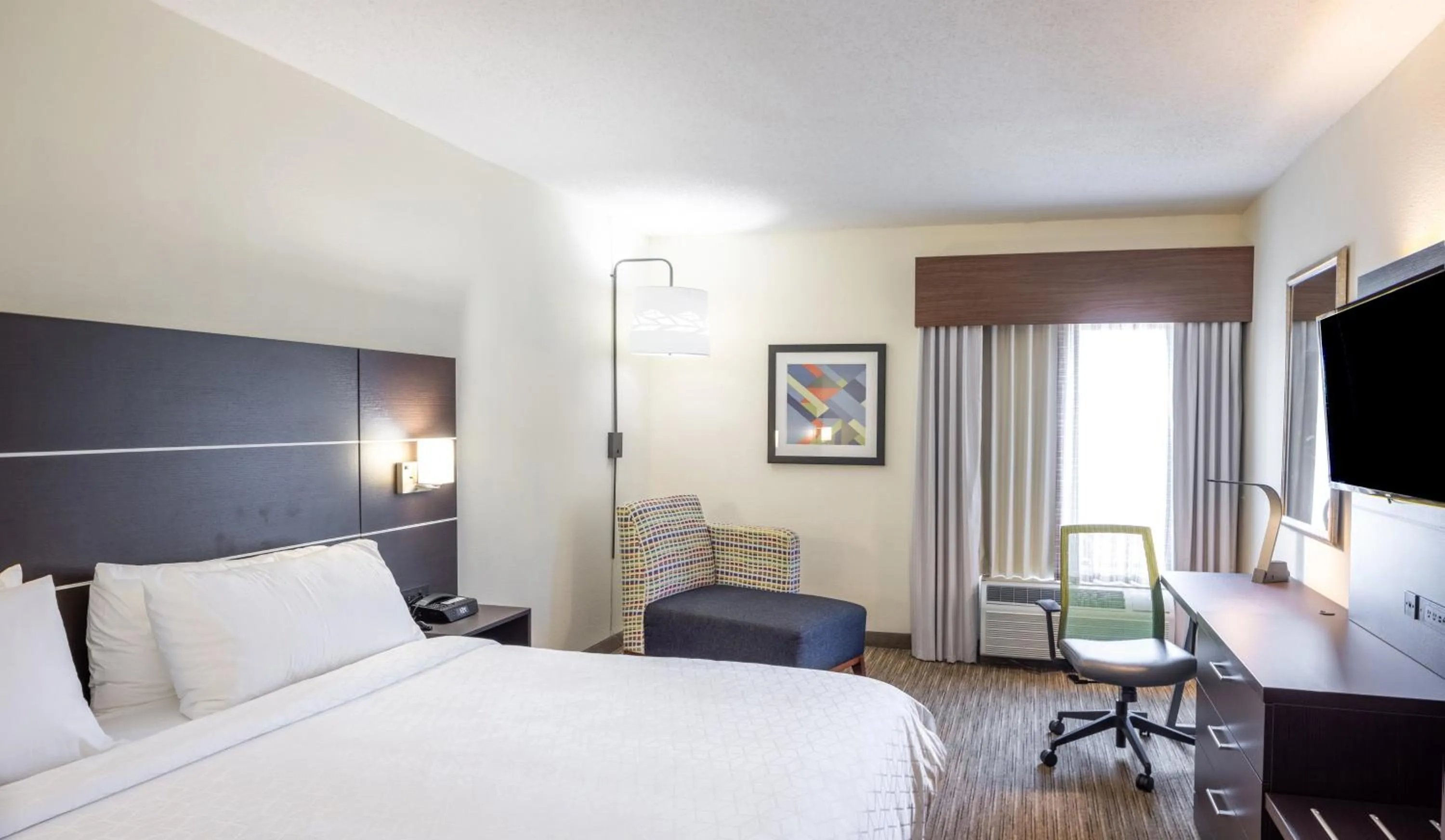 Photo of the whole room, Bed in Holiday Inn Express Hotel & Suites Fort Payne by IHG