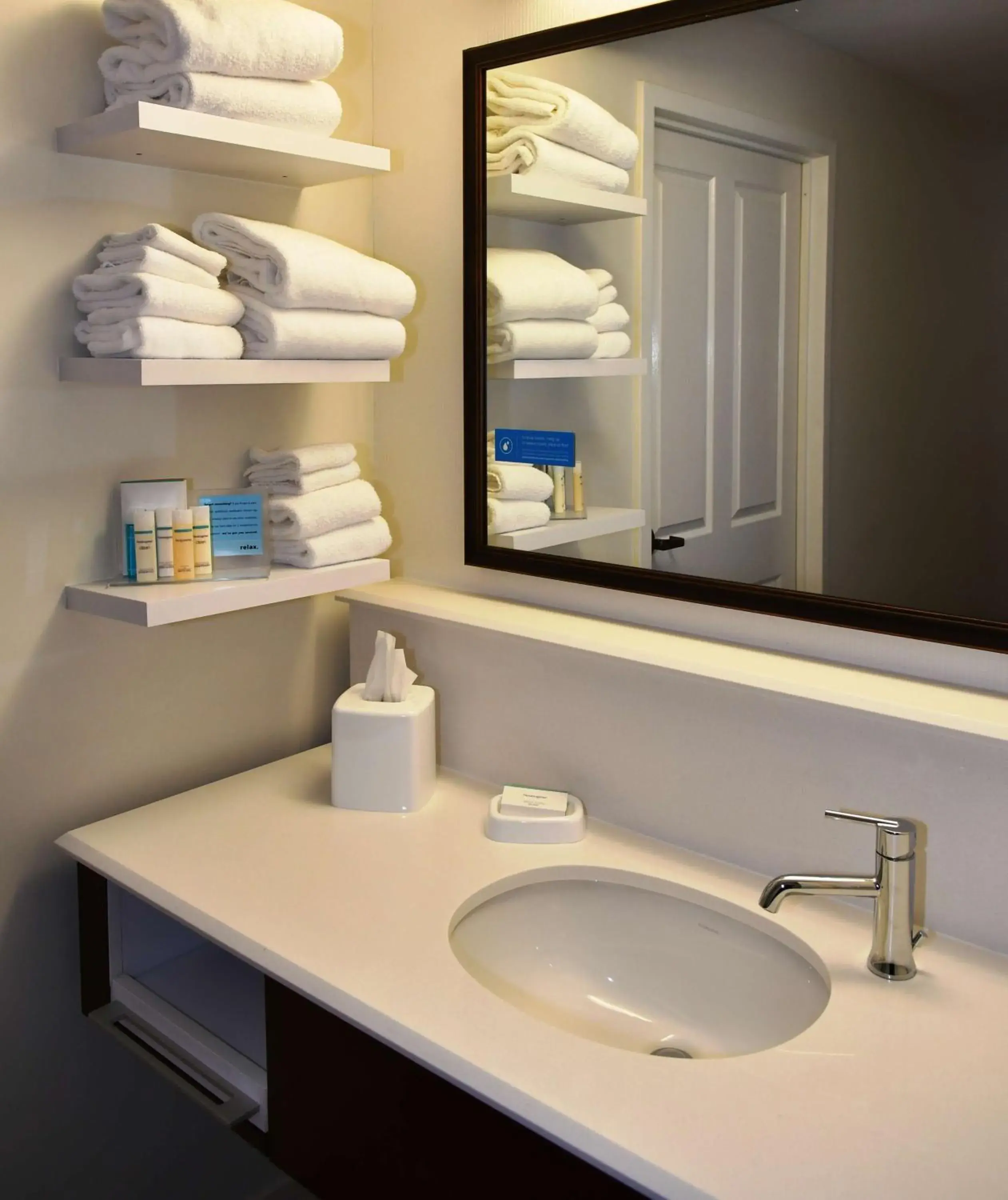 King Room with King Bed - Non-Smoking in Hampton Inn & Suites Bethlehem King Room with King Bed - Non-Smoking in Hampton Inn & Suites Bethlehem