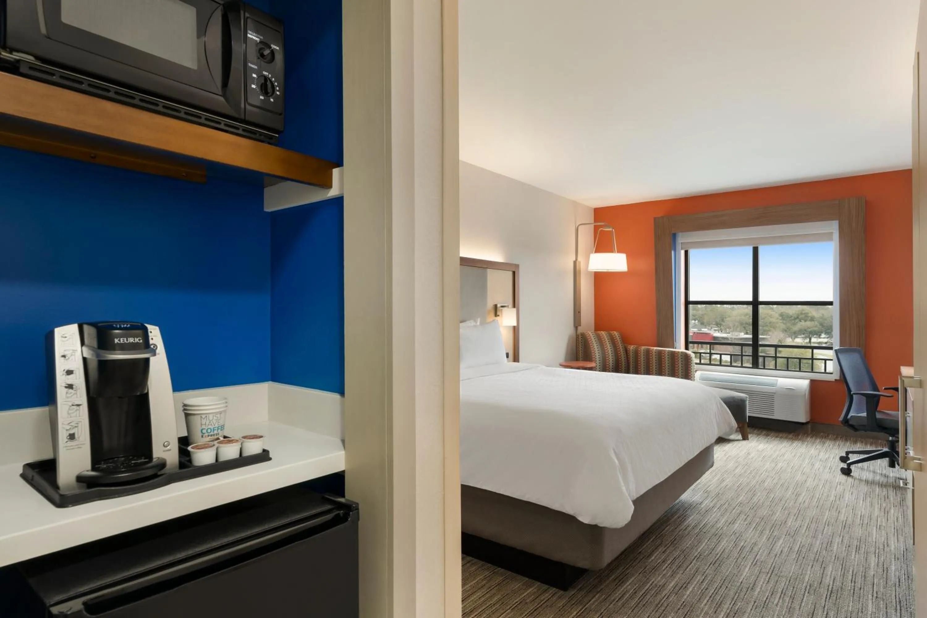 Coffee/tea facilities, Bed in Holiday Inn Express Hotel & Suites Mount Pleasant - Charleston by IHG