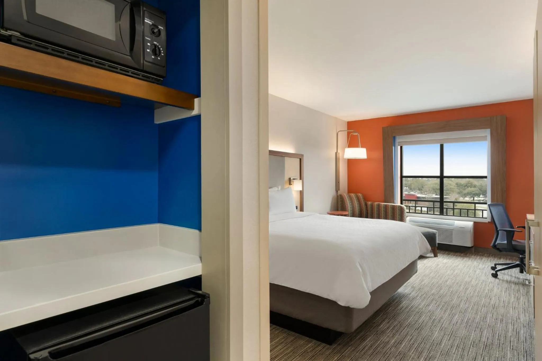 Photo of the whole room, Bed in Holiday Inn Express Hotel & Suites Mount Pleasant - Charleston by IHG