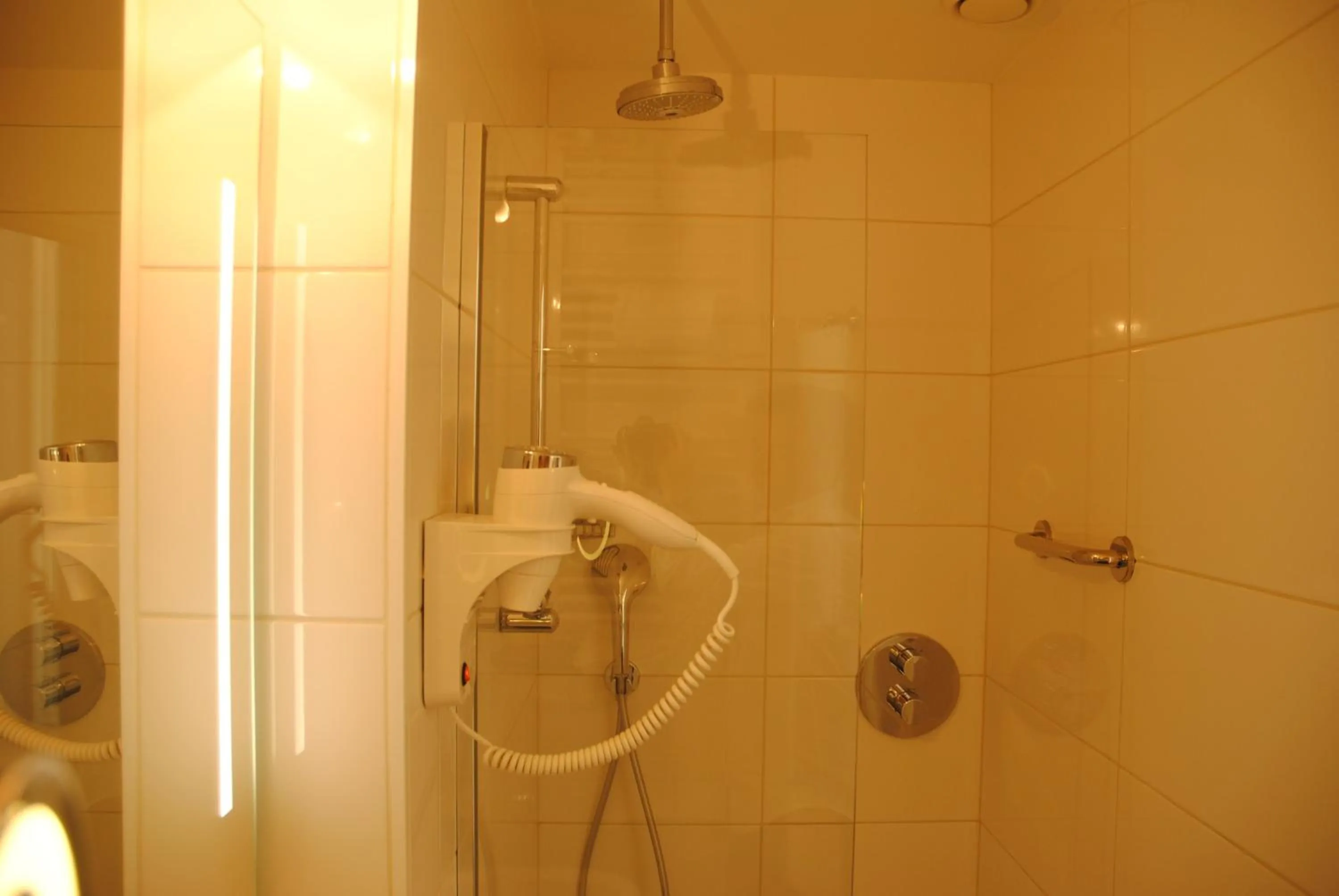 Shower in De Gulden Waagen