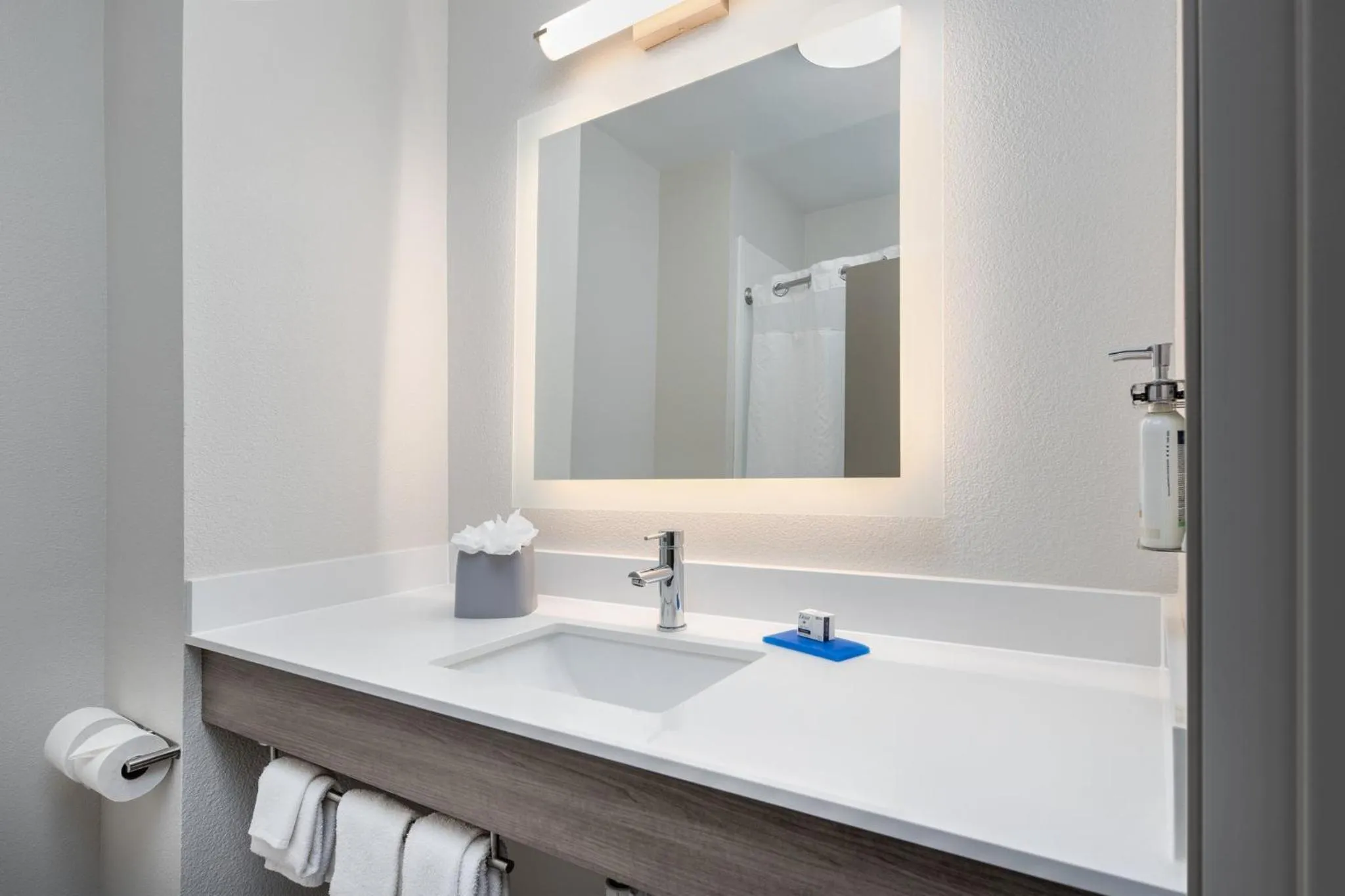 Photo of the whole room in Holiday Inn Express Hotel & Suites Dallas West by IHG