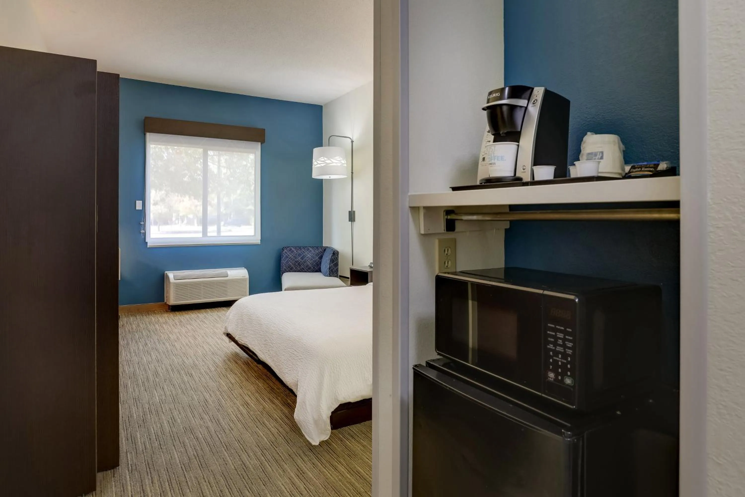 Photo of the whole room, Bed in Holiday Inn Express Hotel & Suites- Gadsden by IHG
