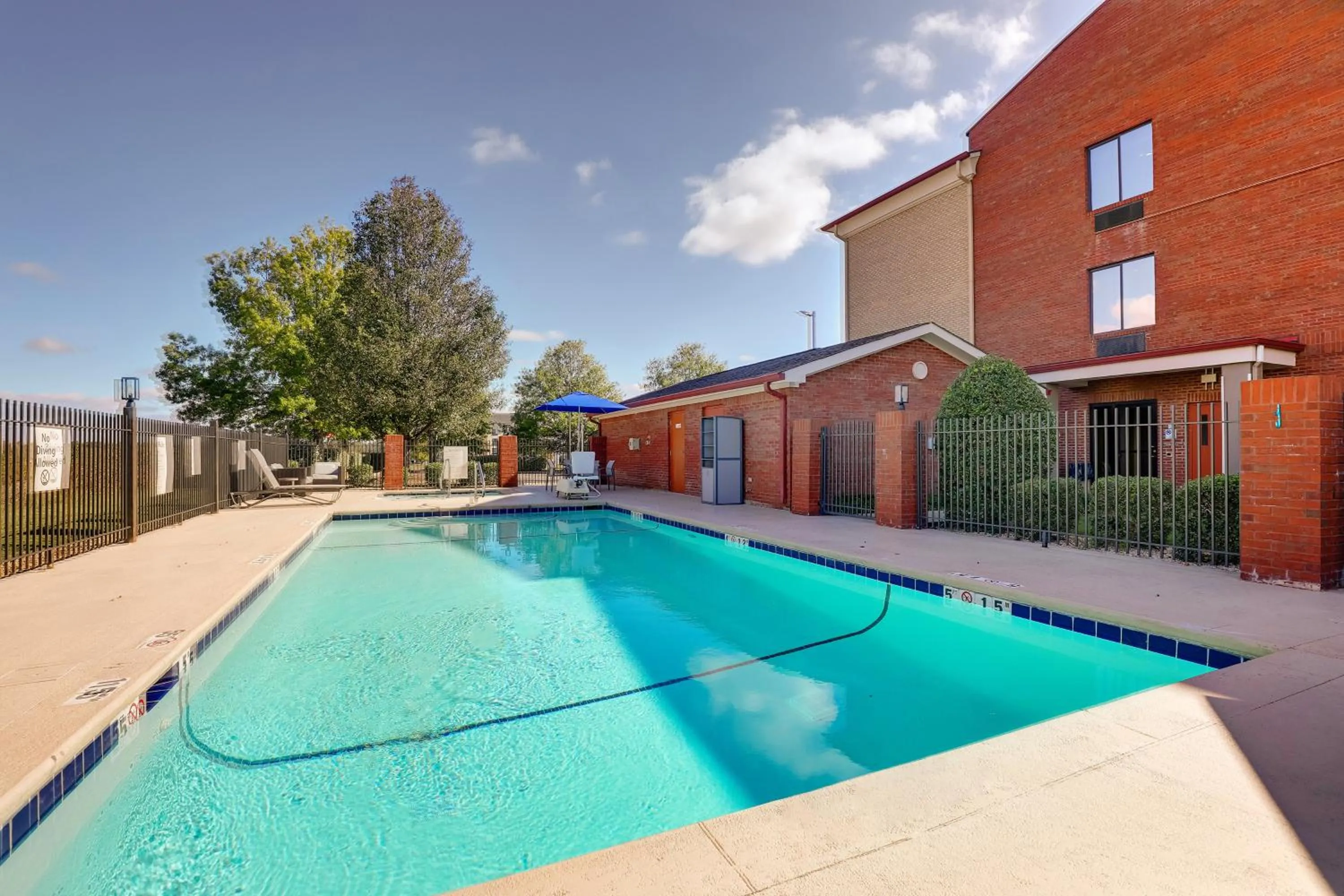 Swimming pool in Holiday Inn Express Hotel & Suites- Gadsden by IHG