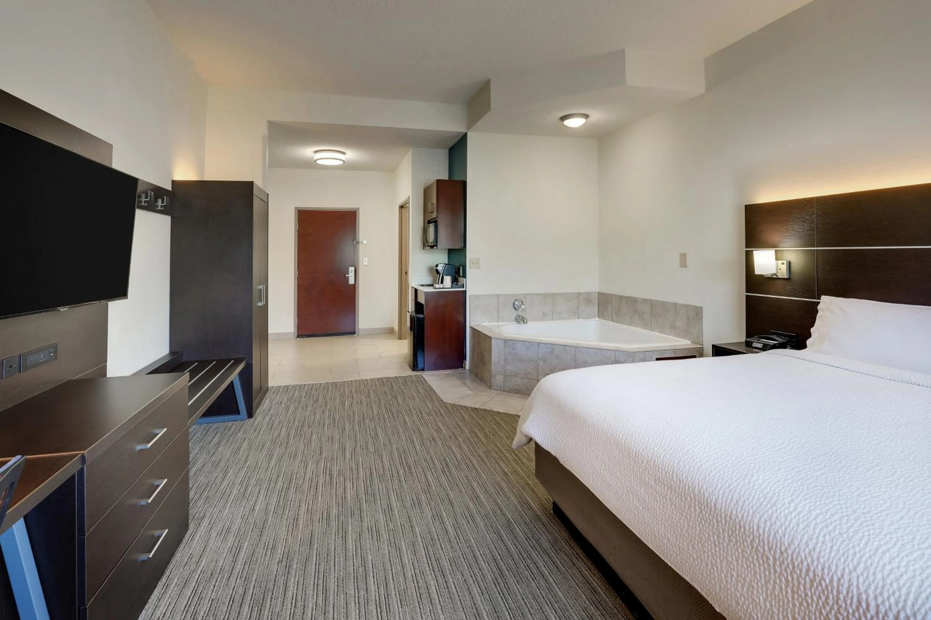 Photo of the whole room, Bed in Holiday Inn Express Hotel & Suites- Gadsden by IHG