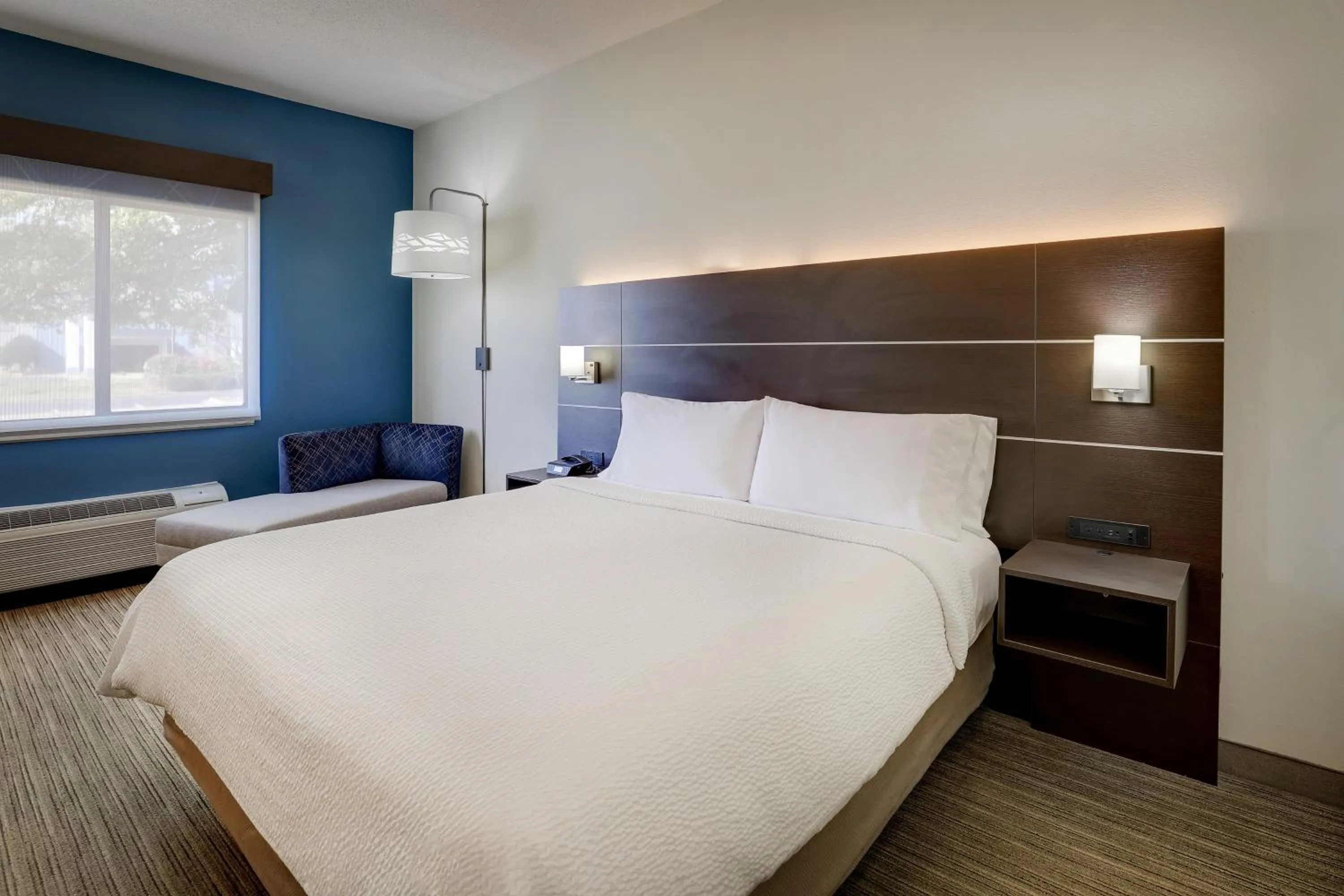 Photo of the whole room, Bed in Holiday Inn Express Hotel & Suites- Gadsden by IHG