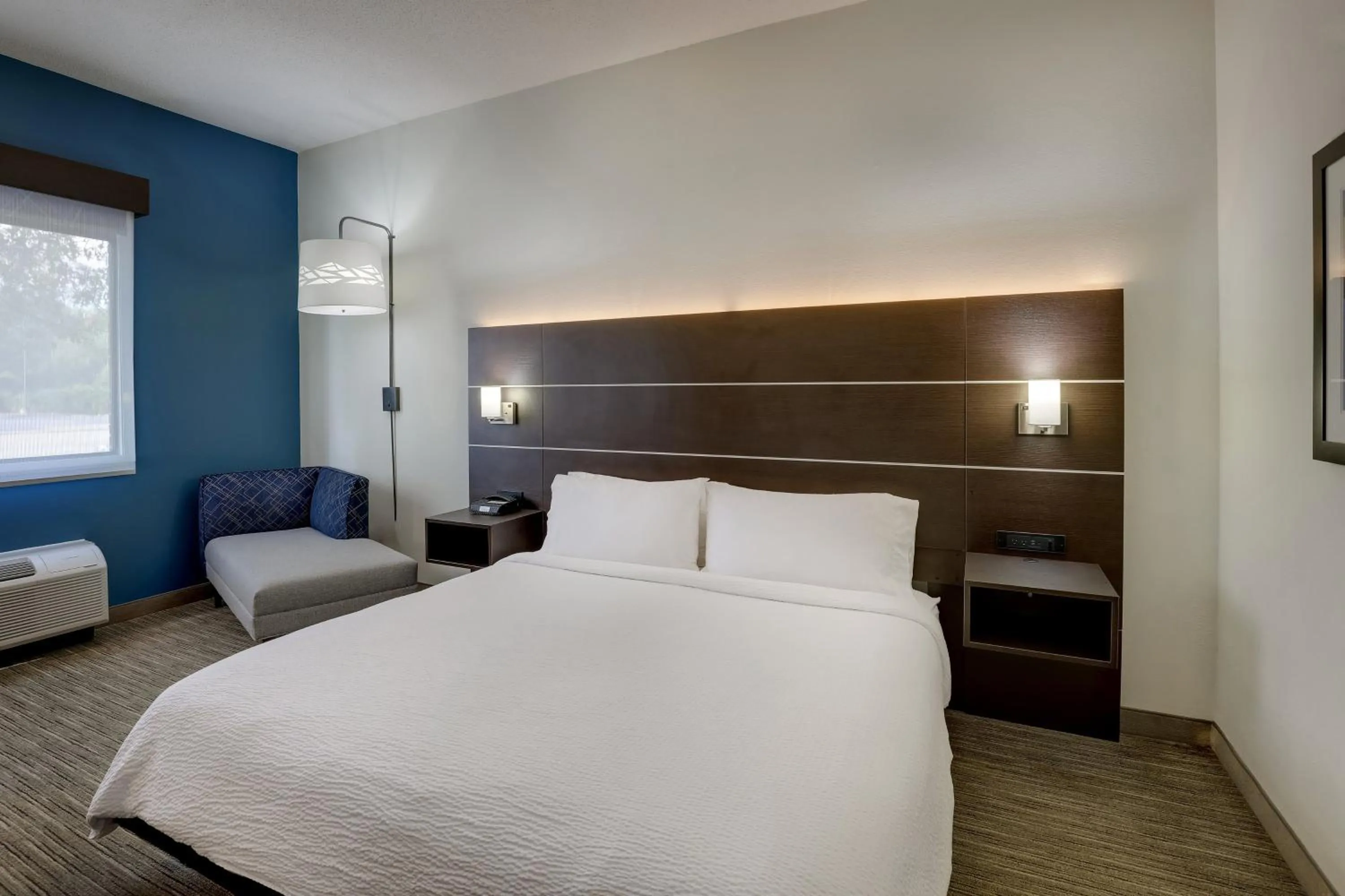 Photo of the whole room, Bed in Holiday Inn Express Hotel & Suites- Gadsden by IHG