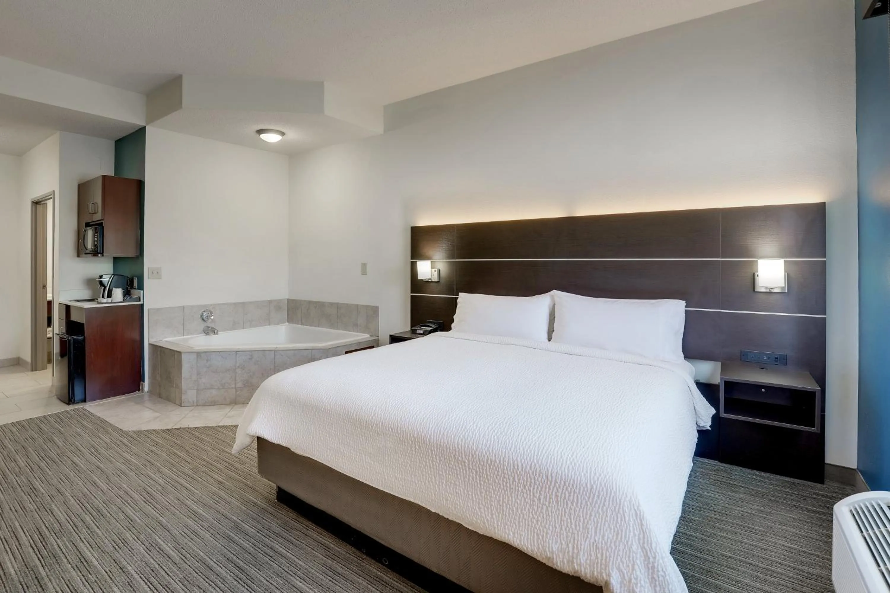 Photo of the whole room, Bed in Holiday Inn Express Hotel & Suites- Gadsden by IHG