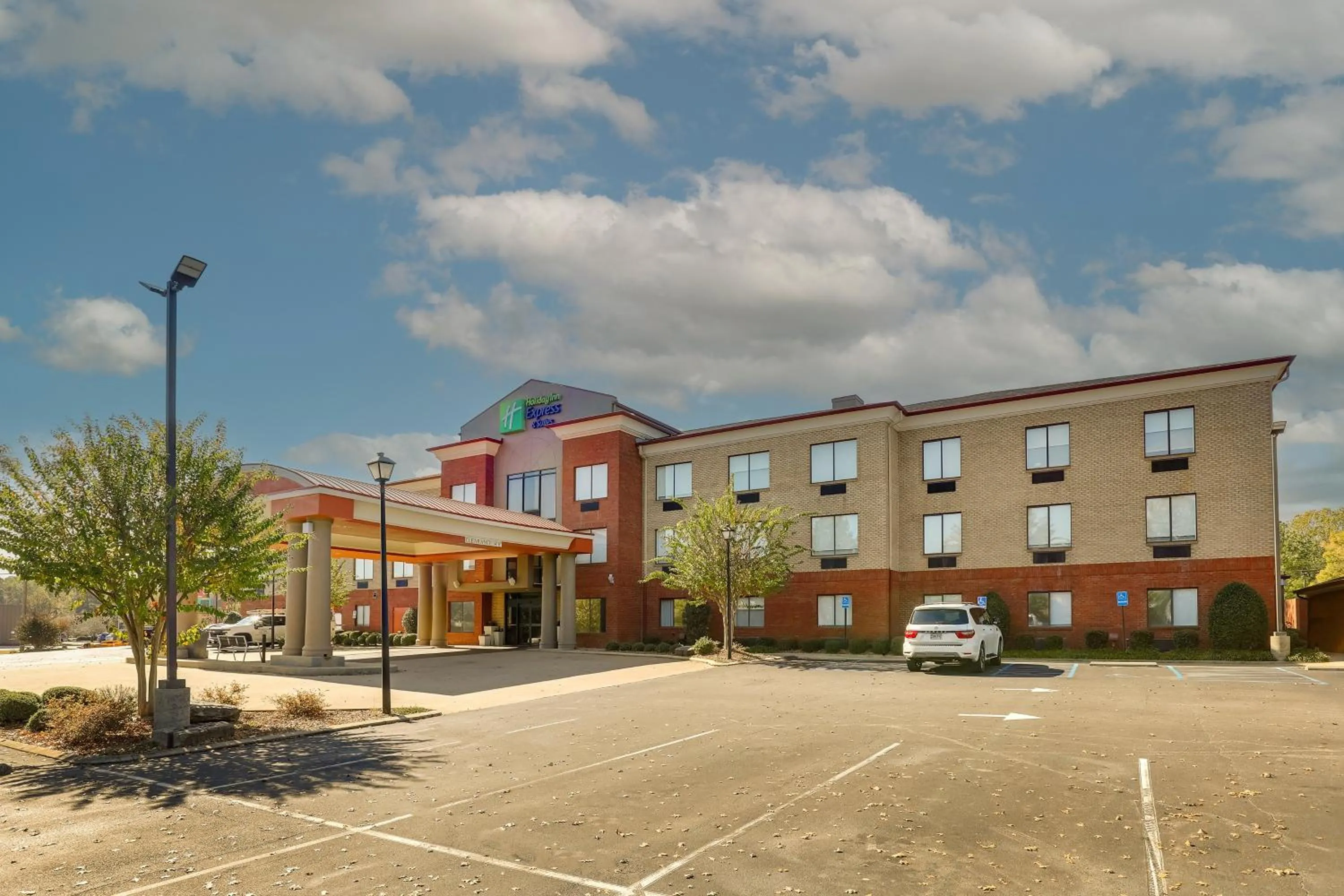 Property building in Holiday Inn Express Hotel & Suites- Gadsden by IHG
