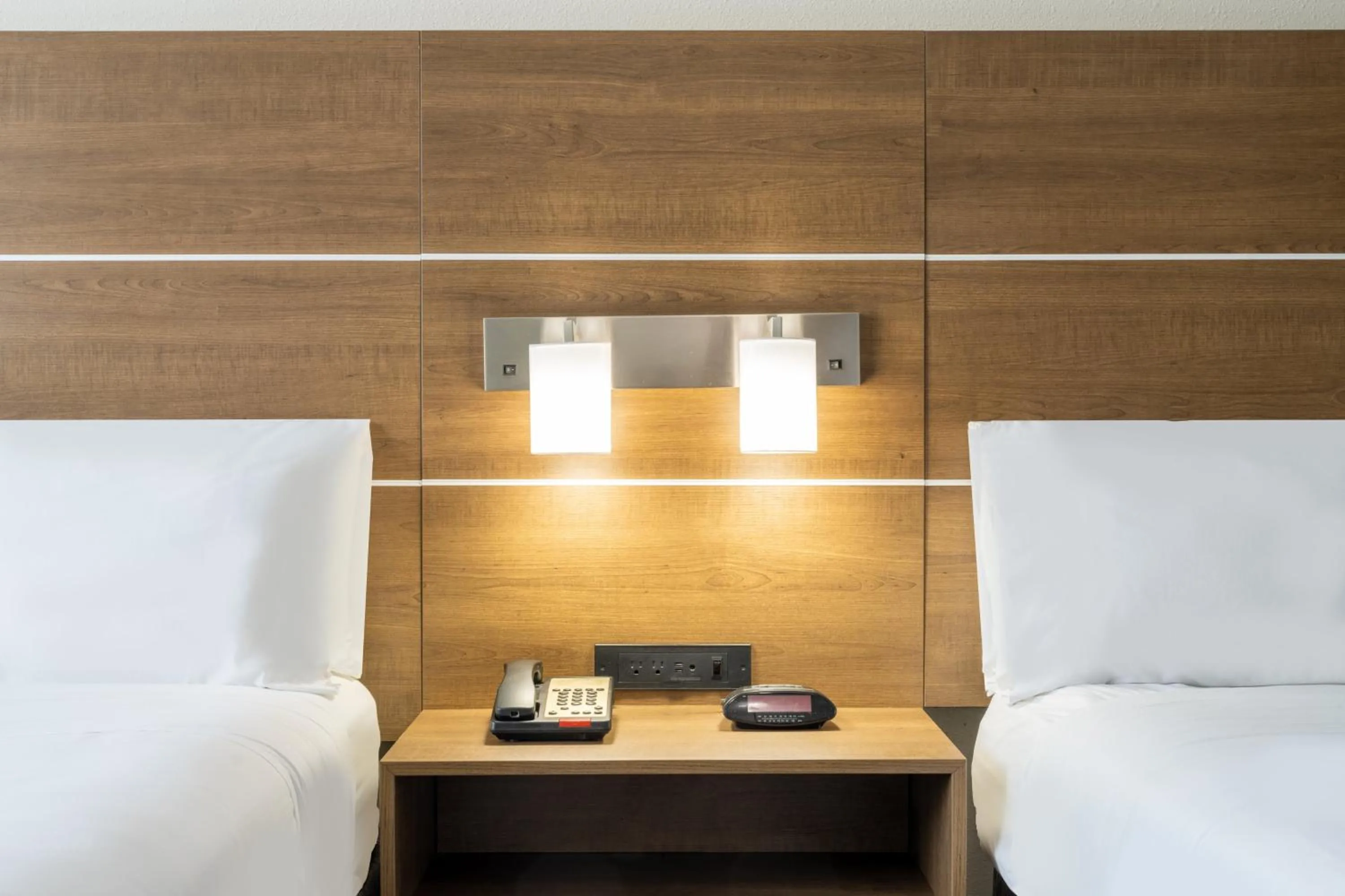 Photo of the whole room, Bed in Holiday Inn Express & Suites Dallas East - Fair Park by IHG