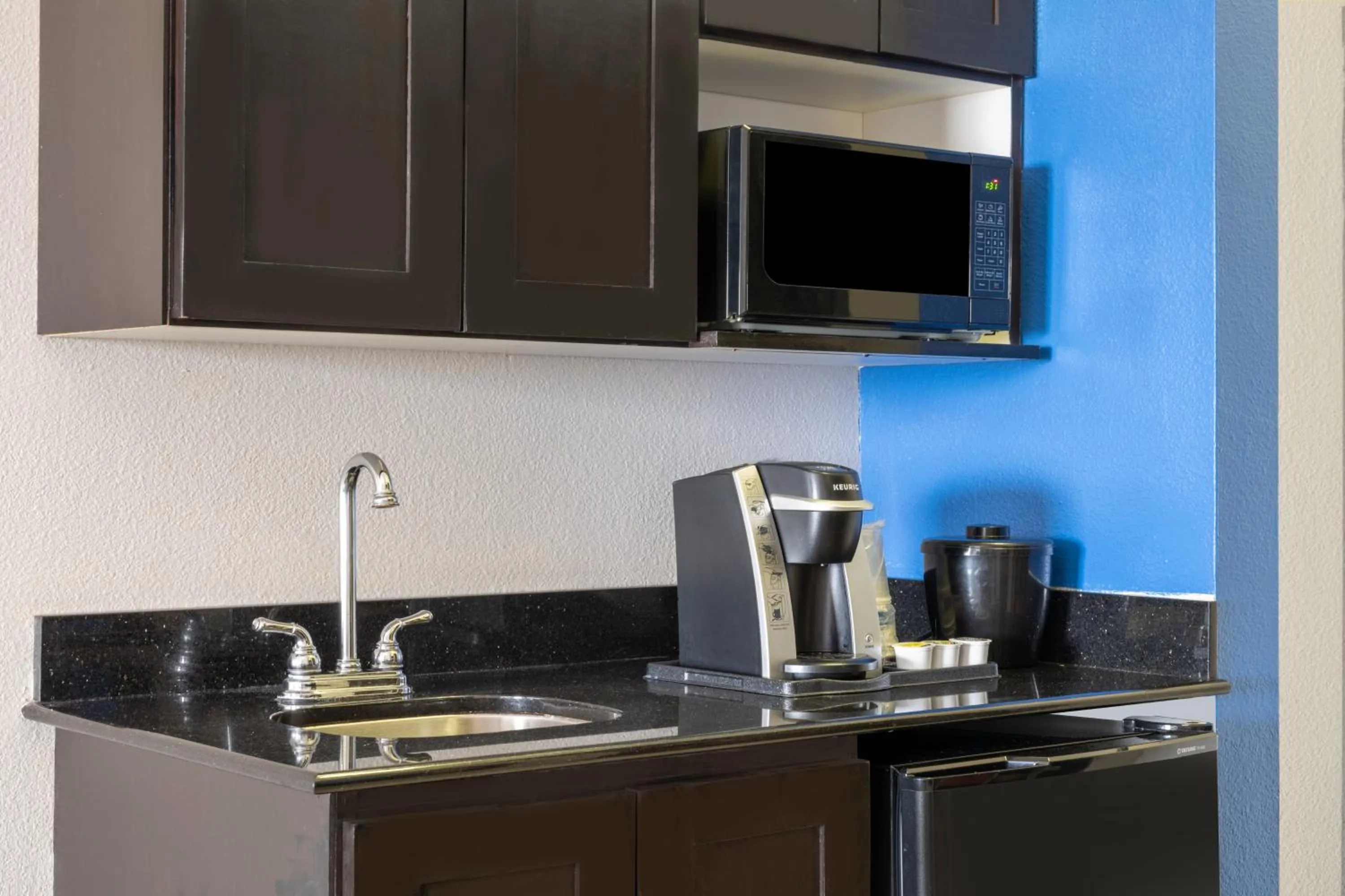 Photo of the whole room in Holiday Inn Express & Suites Dallas East - Fair Park by IHG