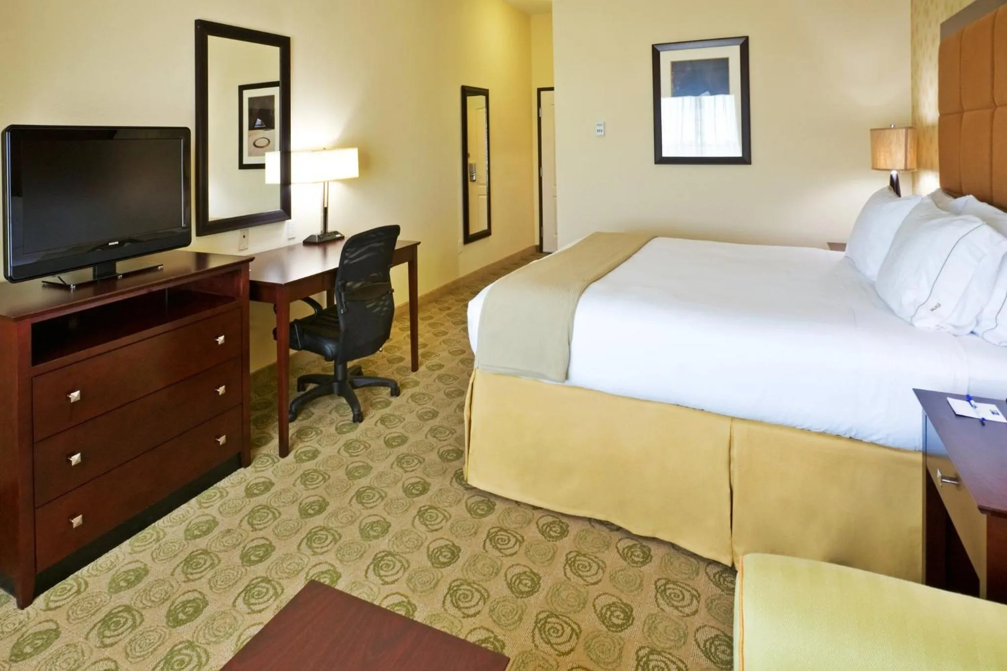 Photo of the whole room, Bed in Holiday Inn Express & Suites Dallas East - Fair Park by IHG