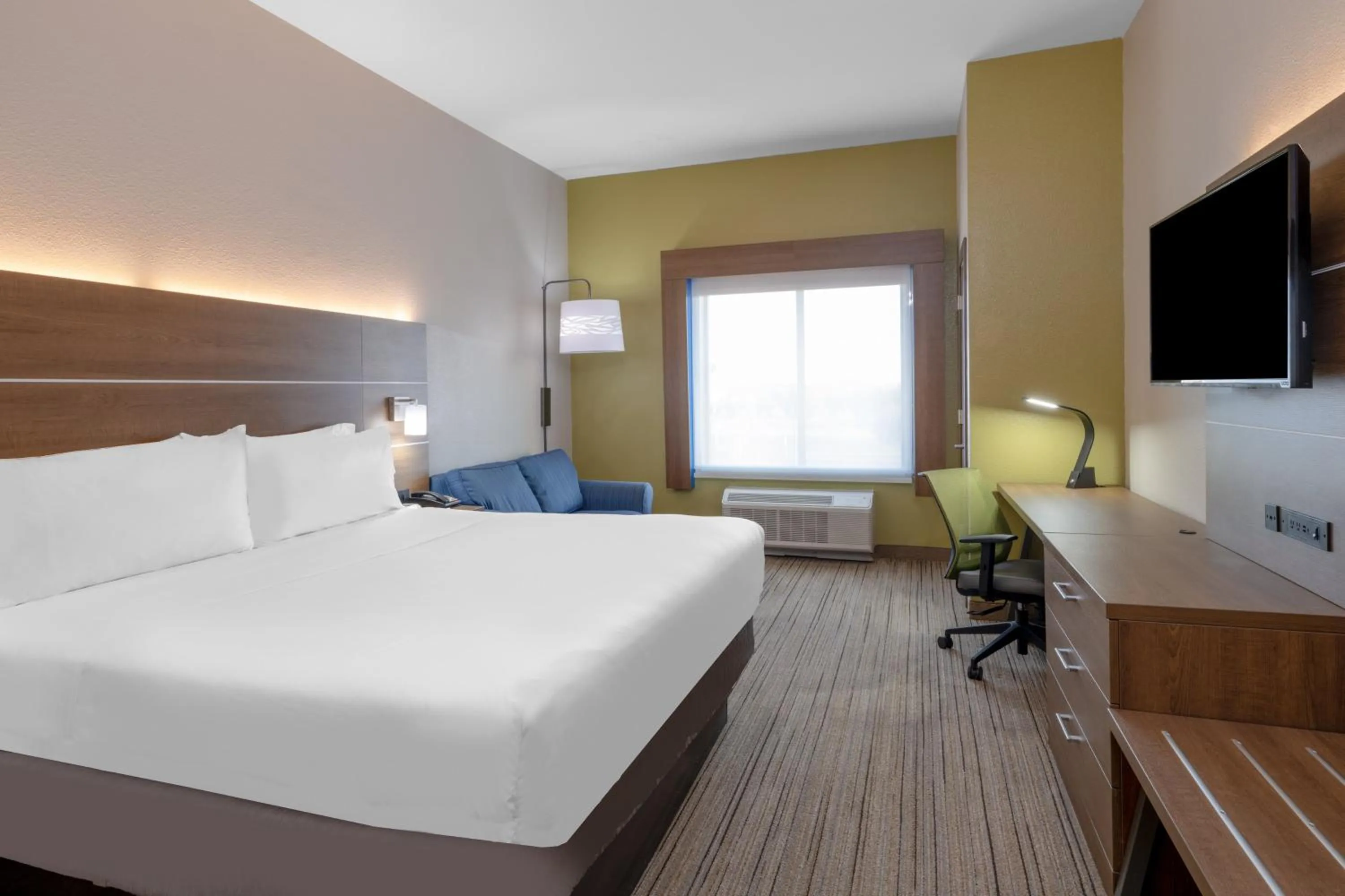 Photo of the whole room, Bed in Holiday Inn Express & Suites Dallas East - Fair Park by IHG