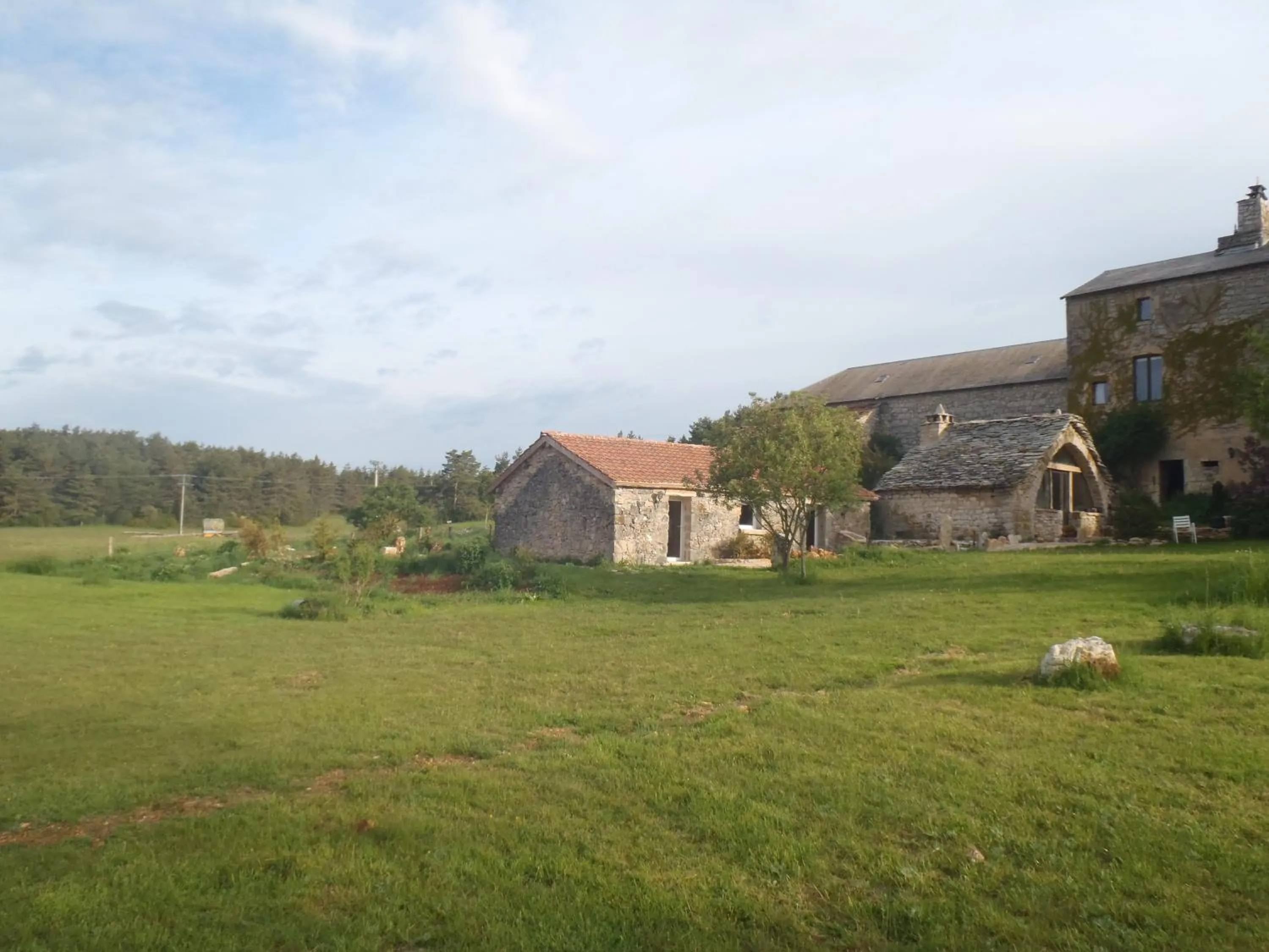 Garden view in chambres du Domaine de Bombes
