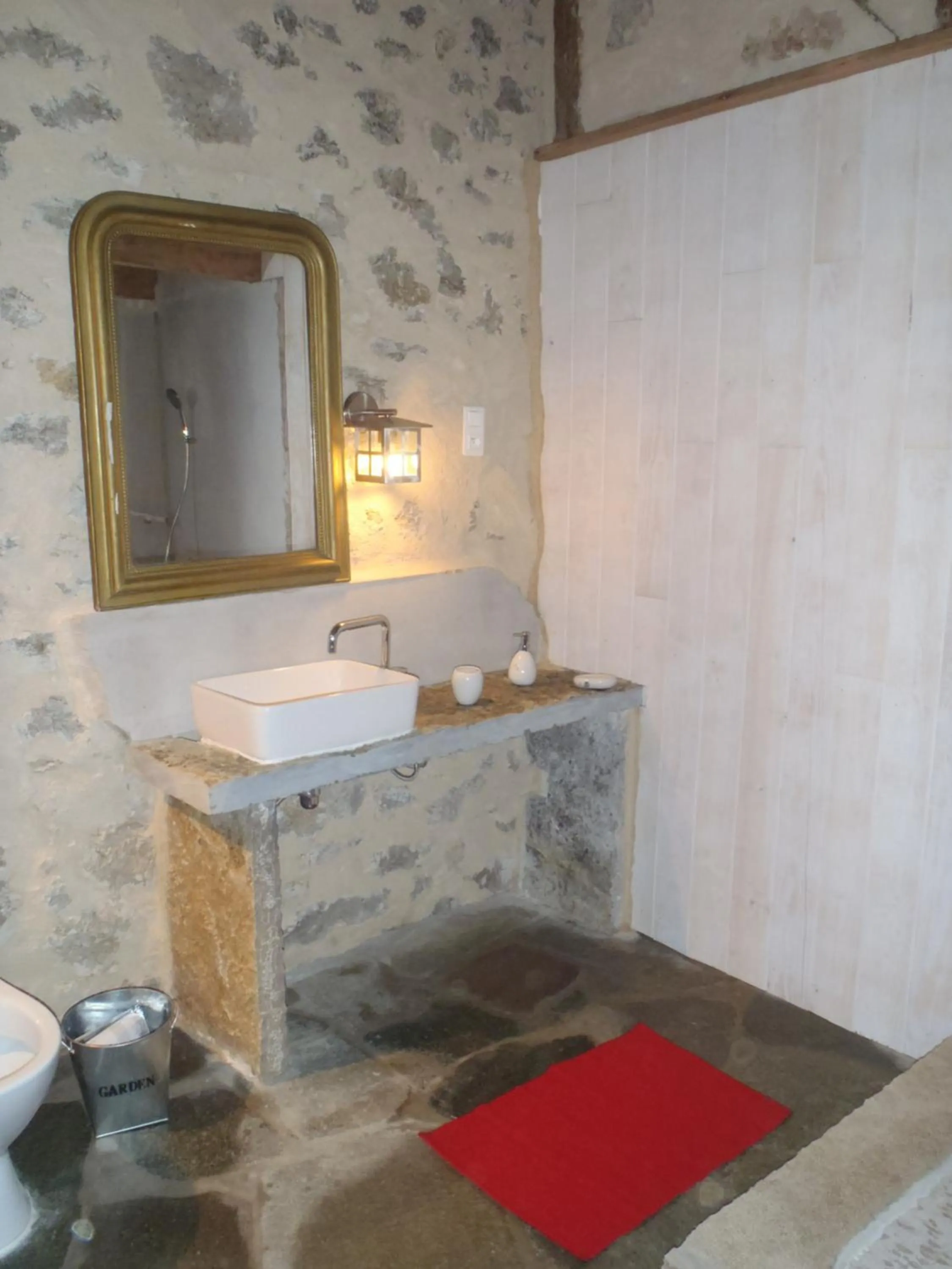 Bathroom in chambres du Domaine de Bombes