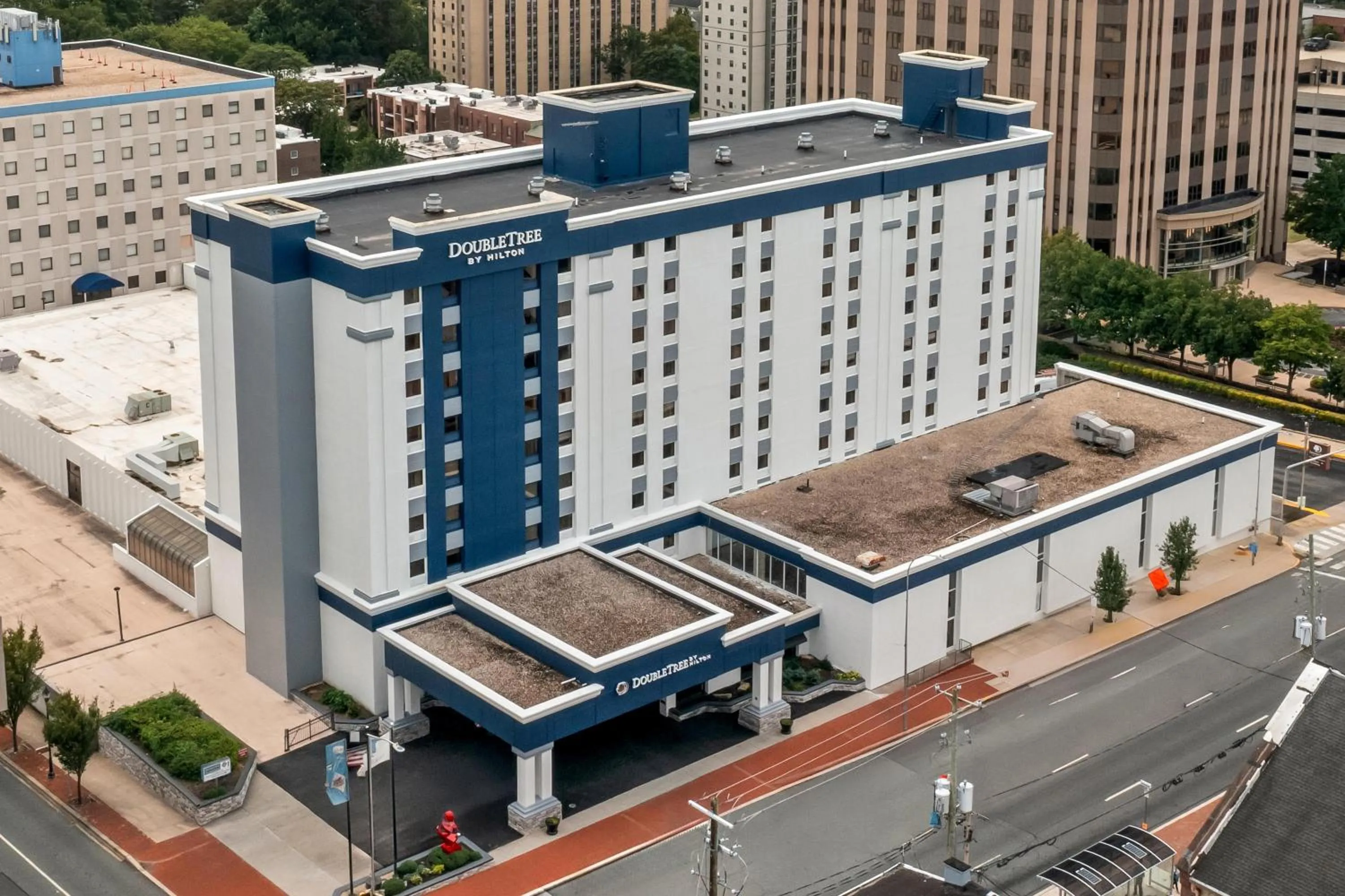 Property building in DoubleTree by Hilton Downtown Wilmington - Legal District
