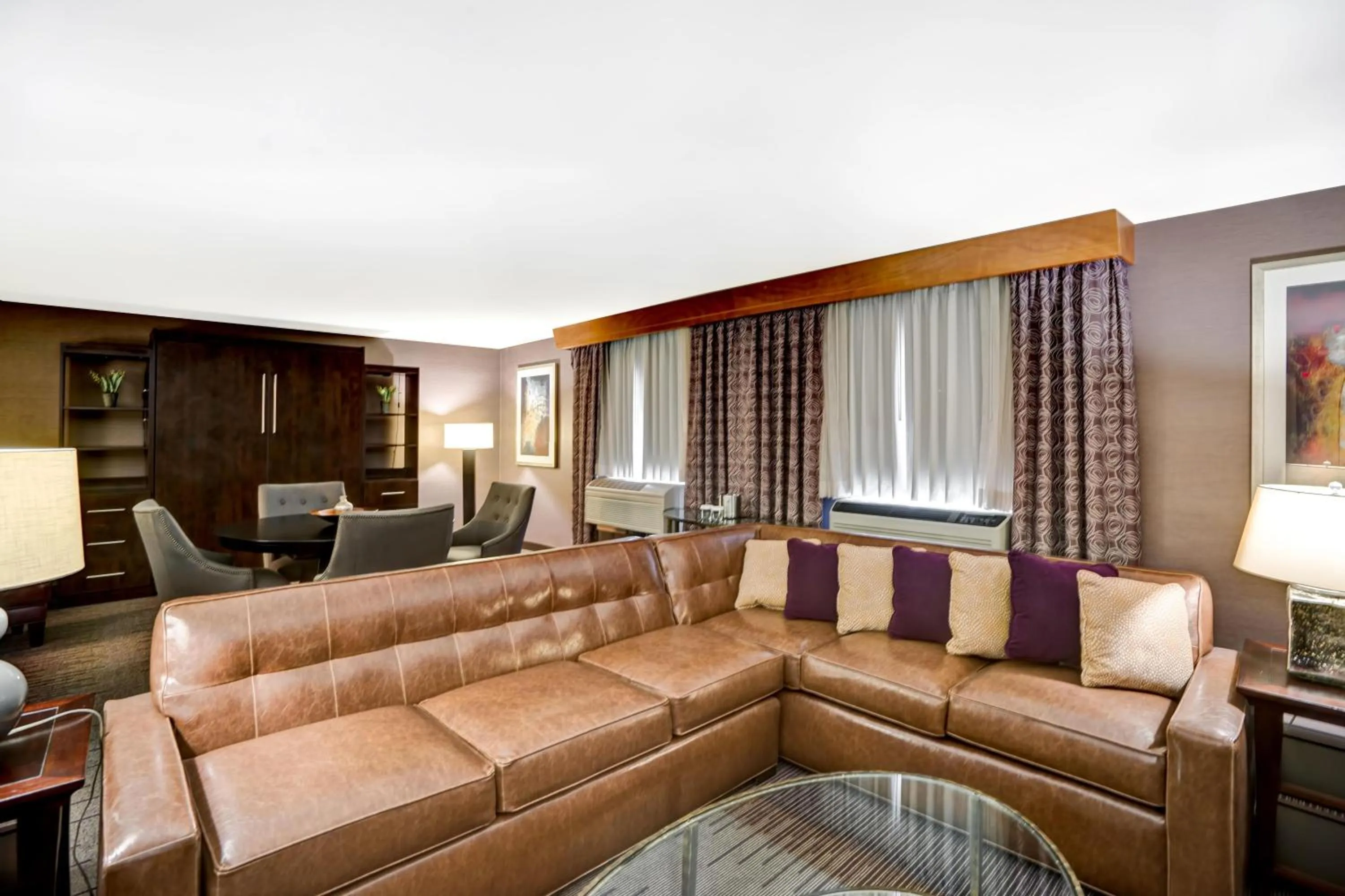 Living room in DoubleTree by Hilton Downtown Wilmington - Legal District