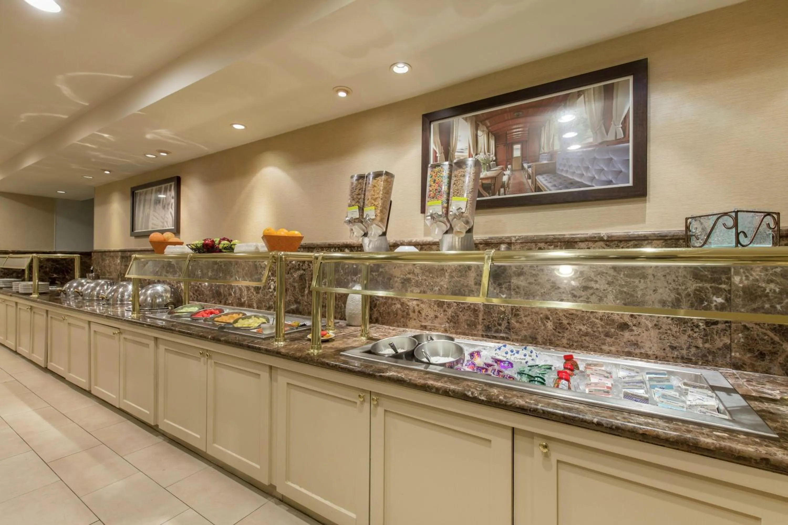 Dining area in DoubleTree by Hilton Downtown Wilmington - Legal District