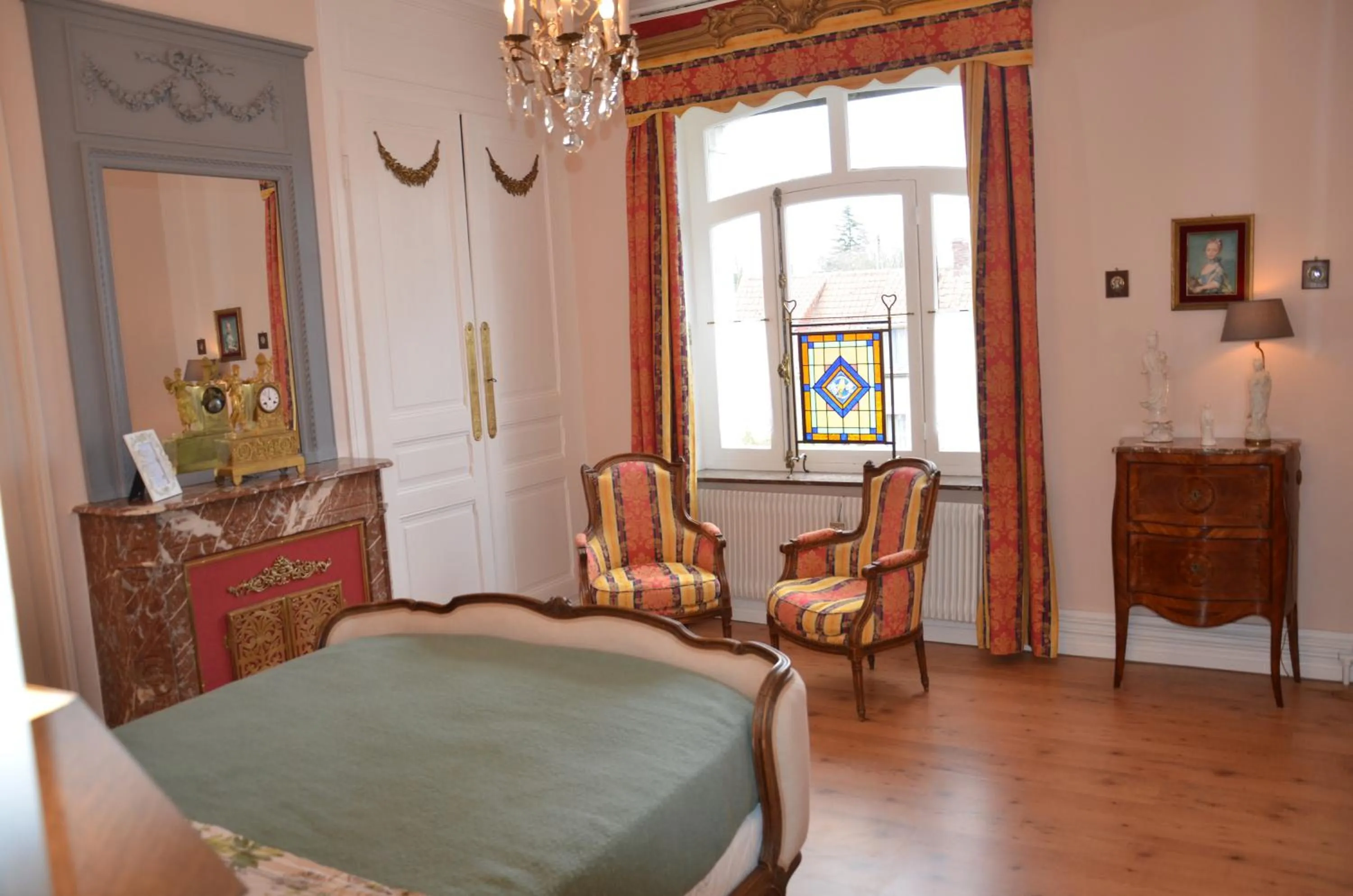 Photo of the whole room, Bed in La Minaudière 62