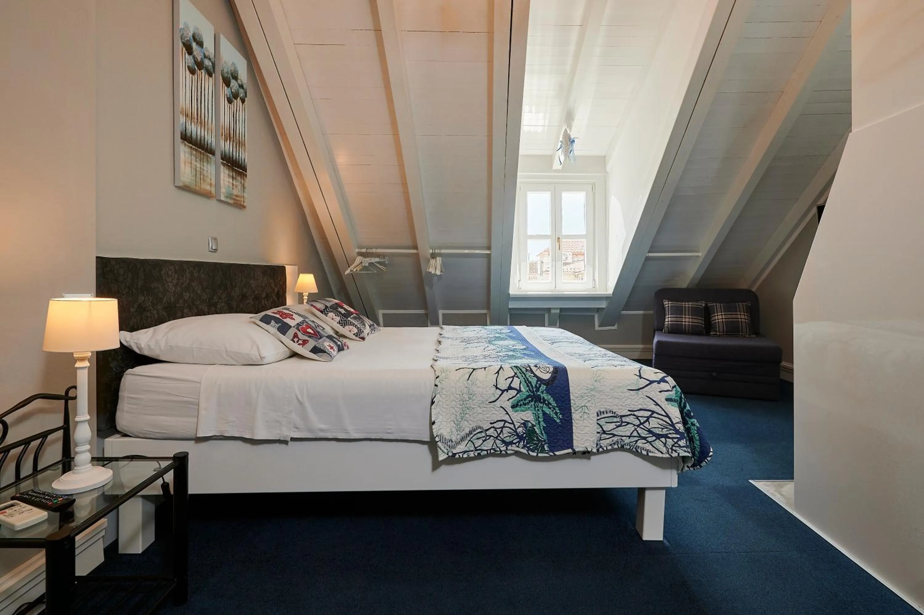 Photo of the whole room, Bed in Palace Central Square