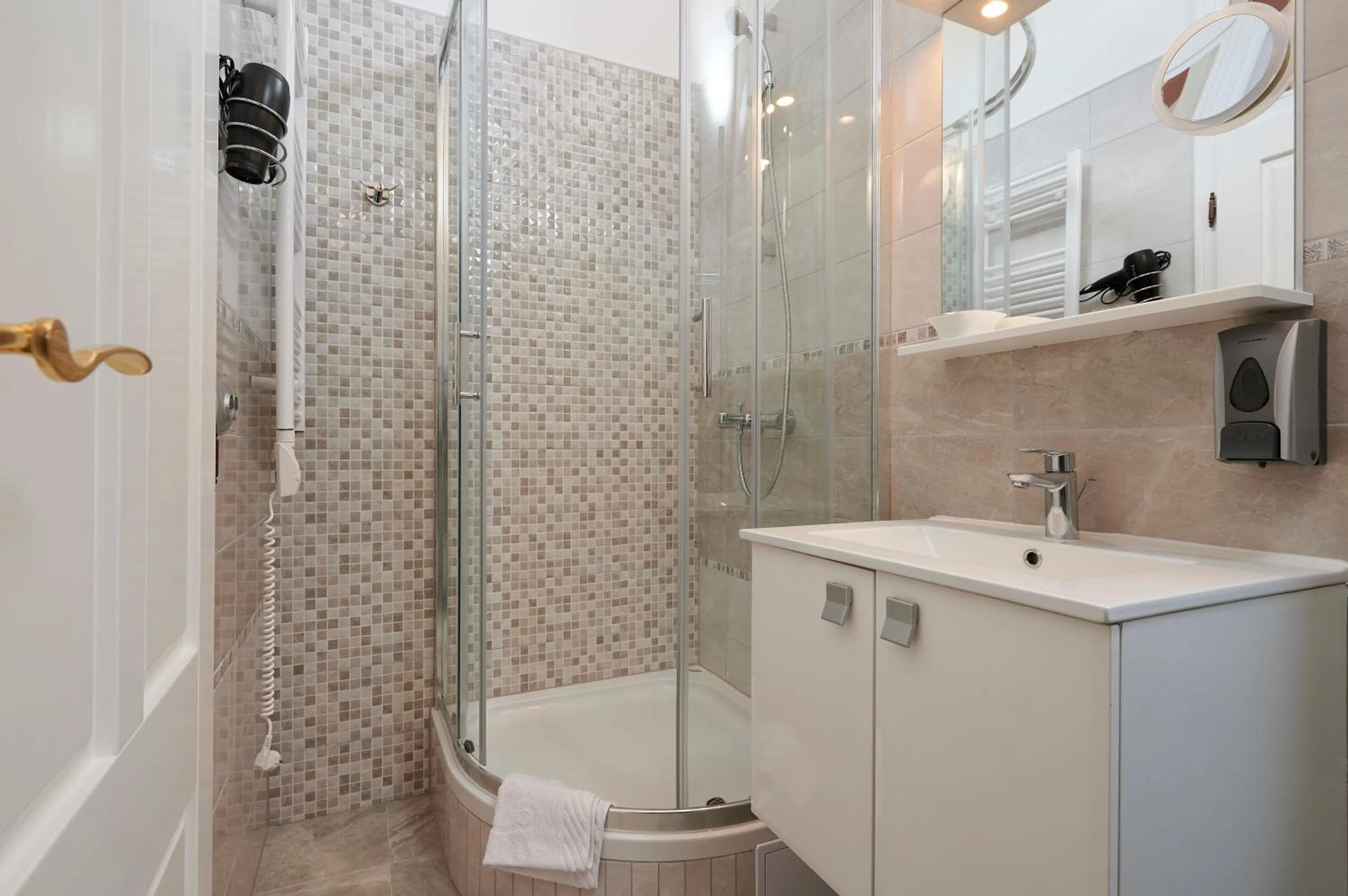 Shower in Palace Central Square