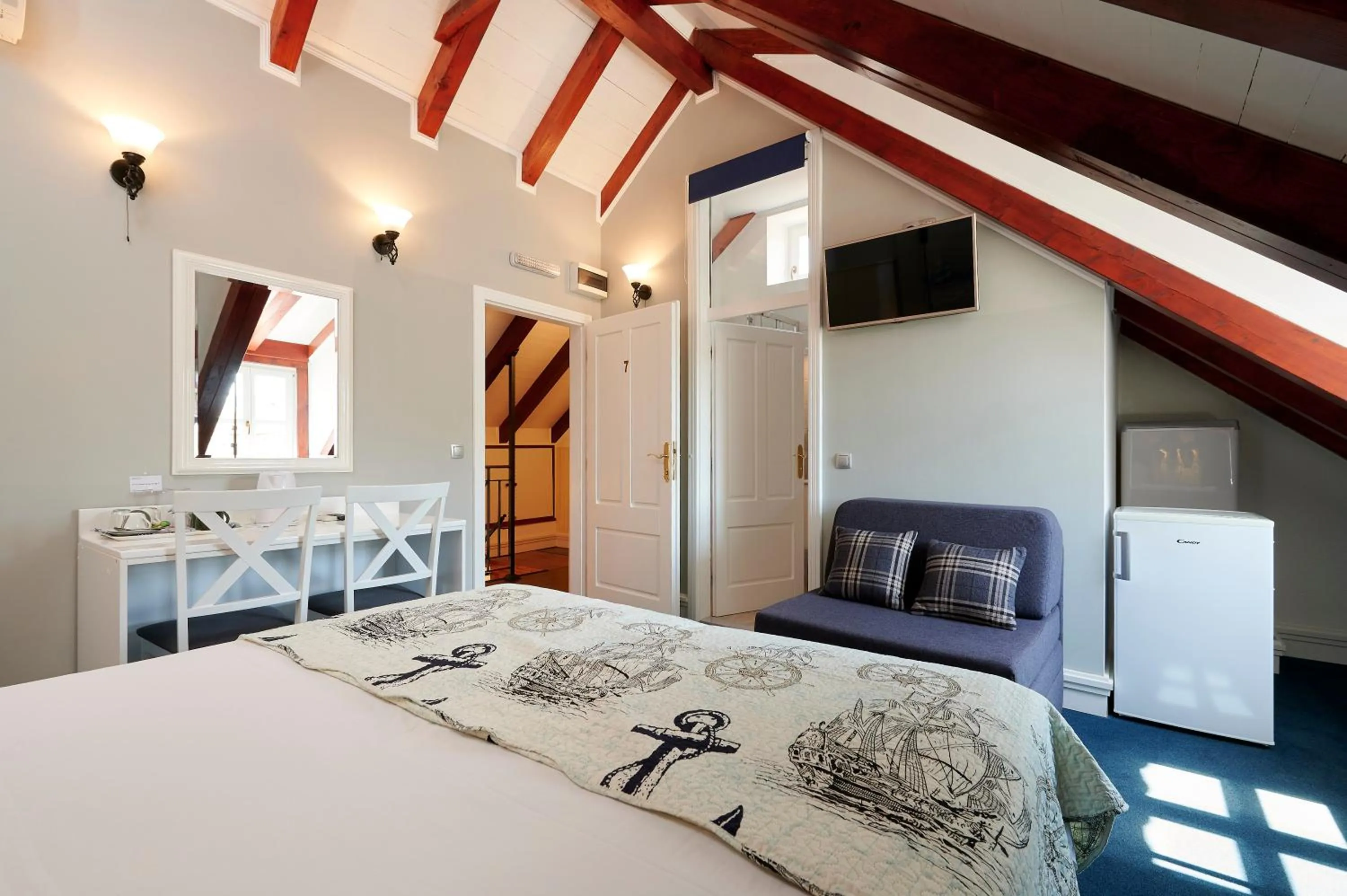 Photo of the whole room, Bed in Palace Central Square