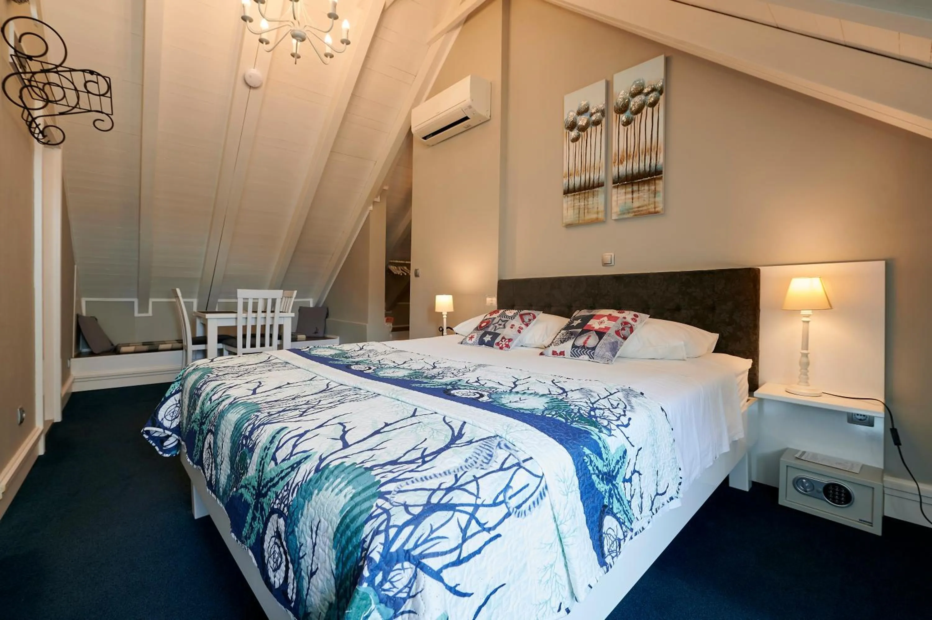 Bedroom, Bed in Palace Central Square