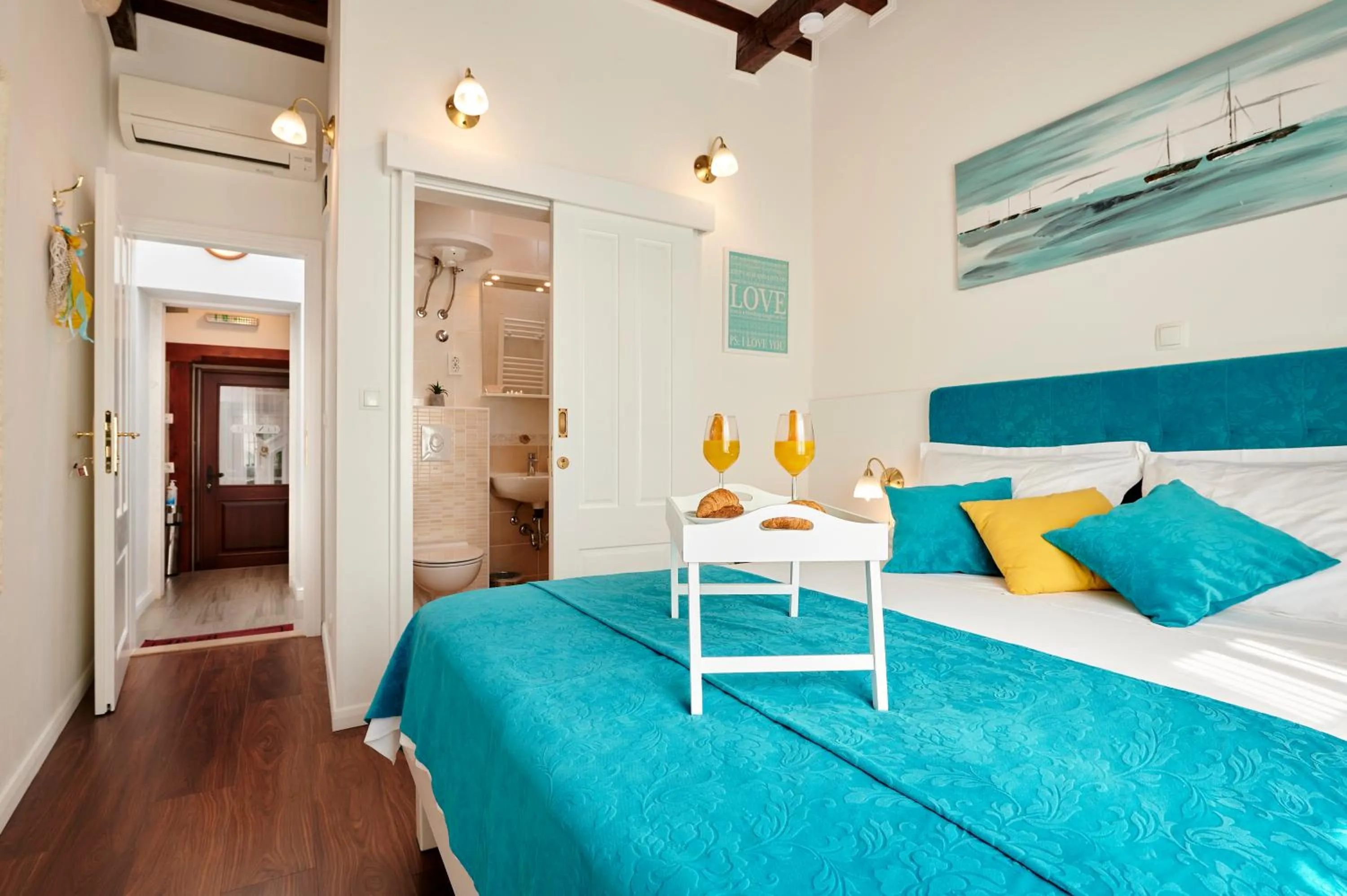 Photo of the whole room, Bed in Palace Central Square