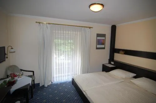 Bed in Hotel Goldener Hirsch