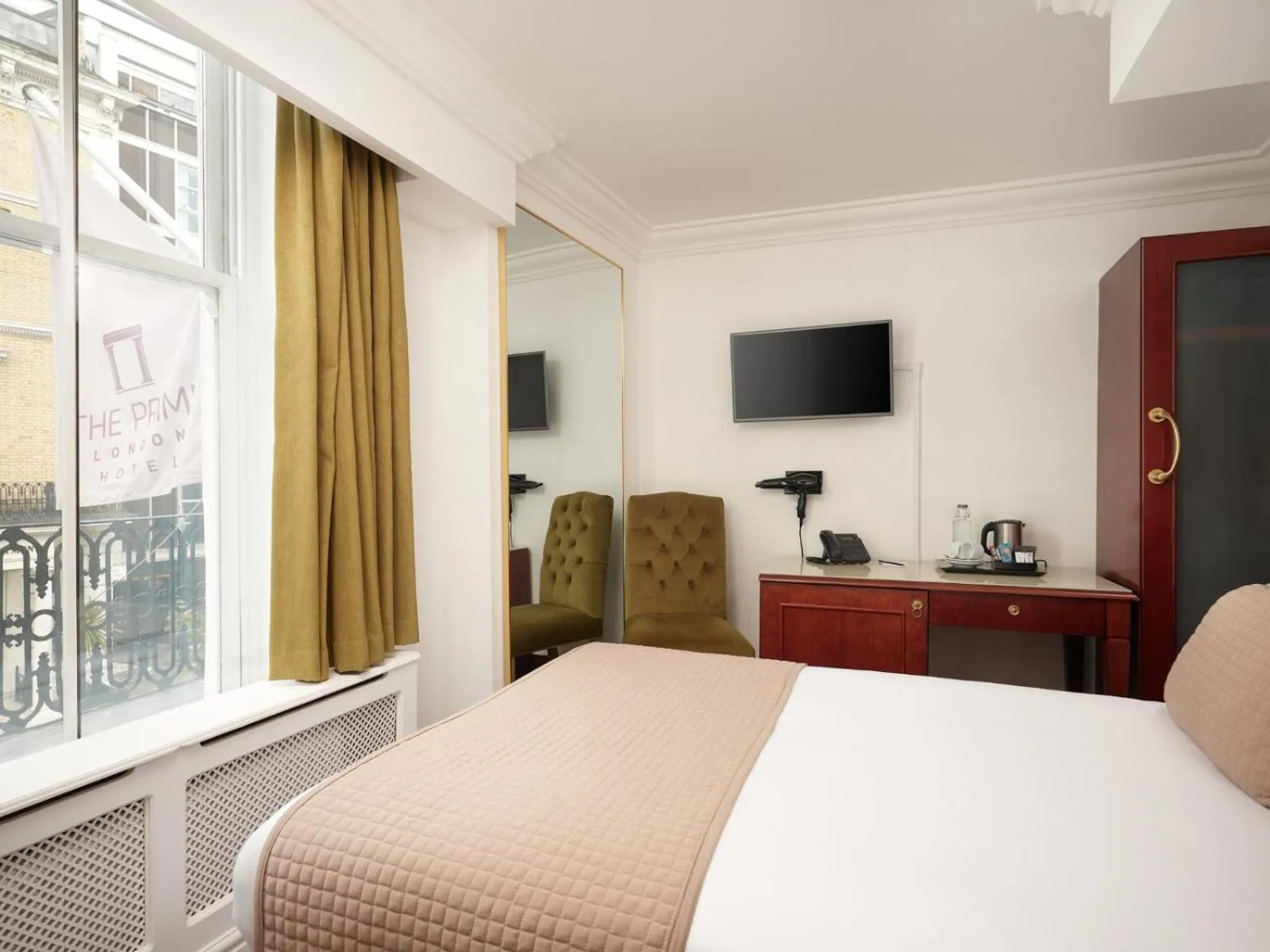 Coffee/tea facilities, Bed in The Prime London Hotel