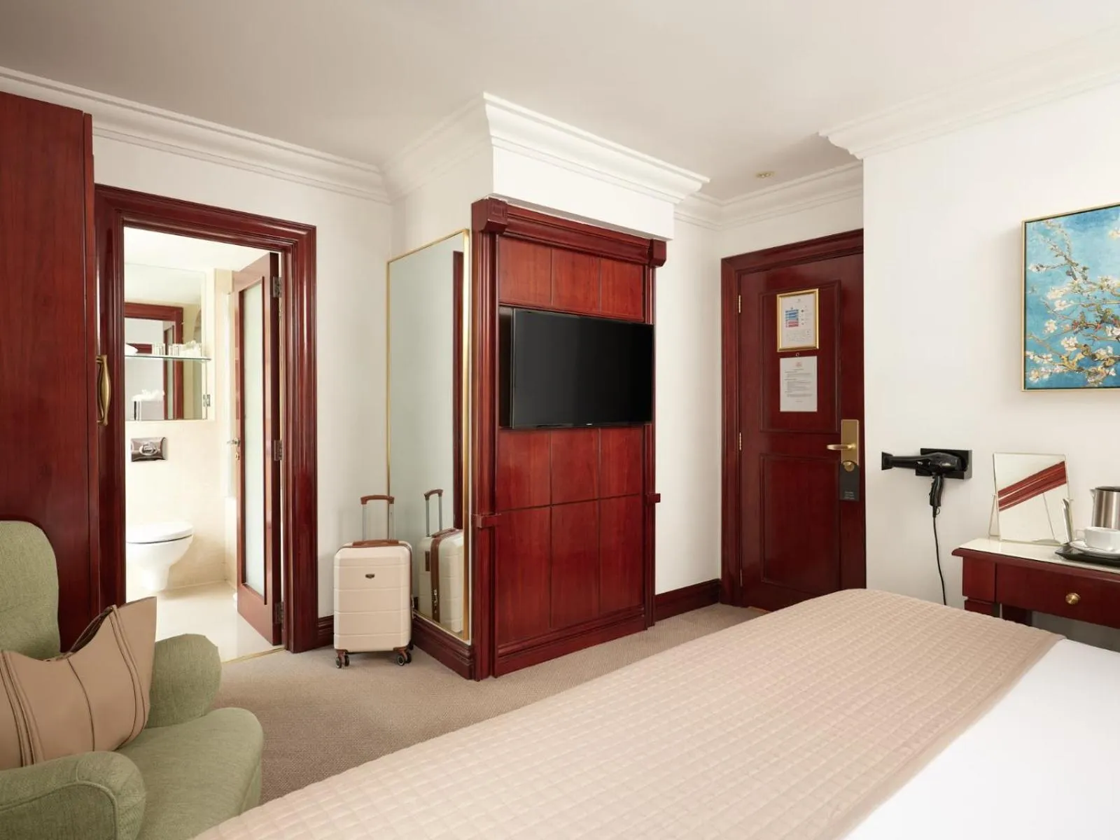 hair dryier, Bed in The Prime London Hotel