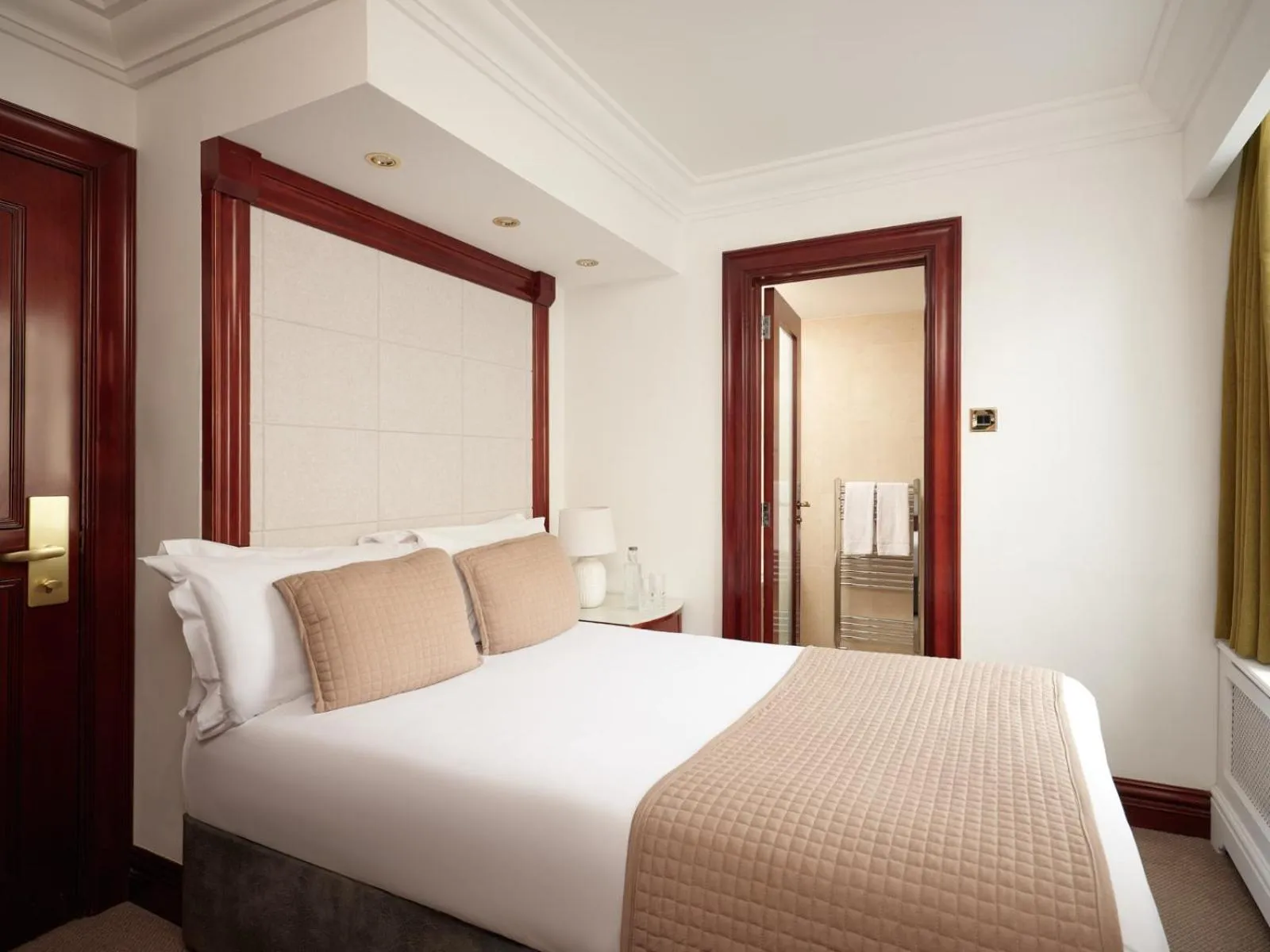 TV and multimedia, Bed in The Prime London Hotel