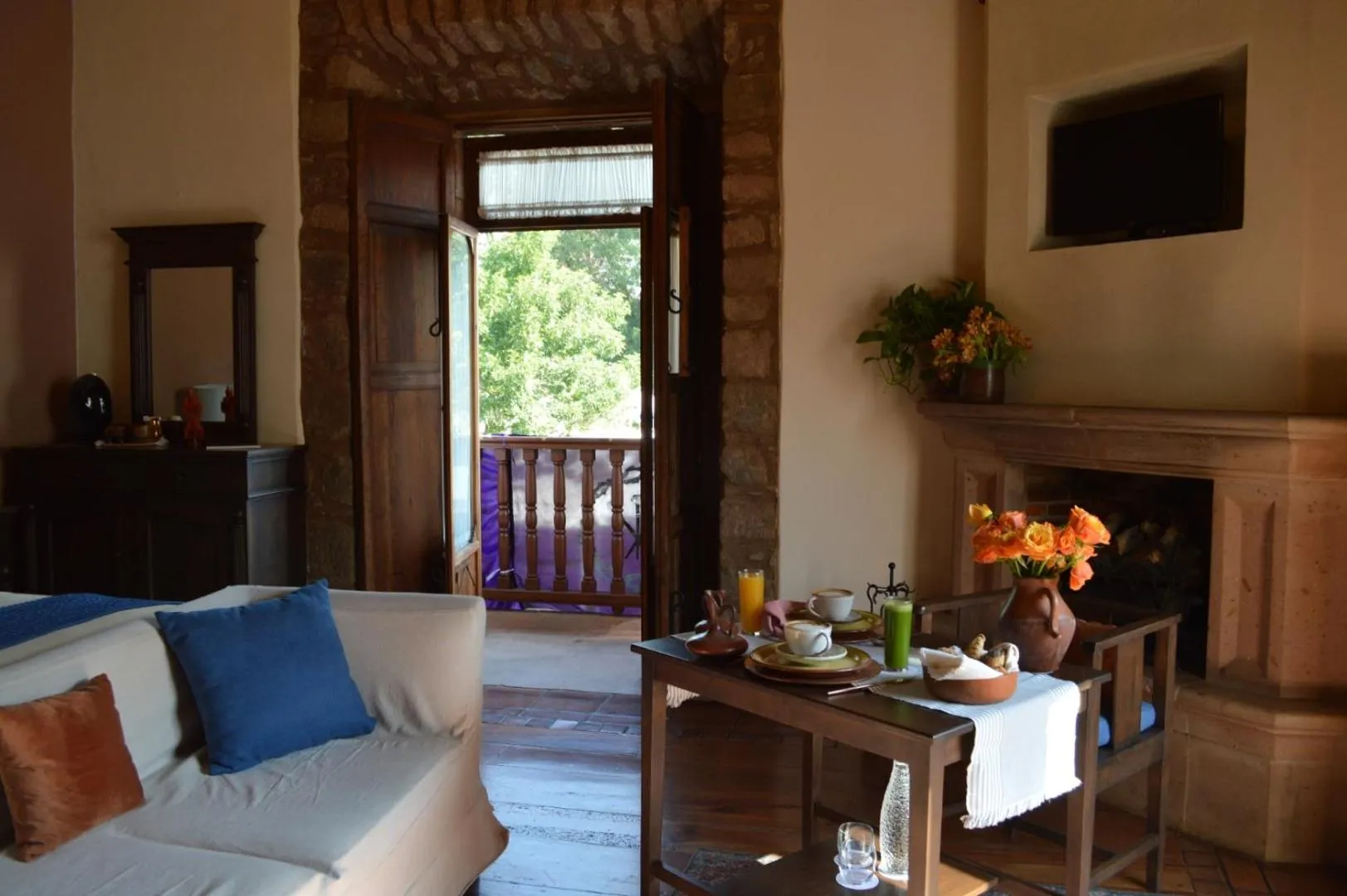 Breakfast in Hotel Casa del Naranjo