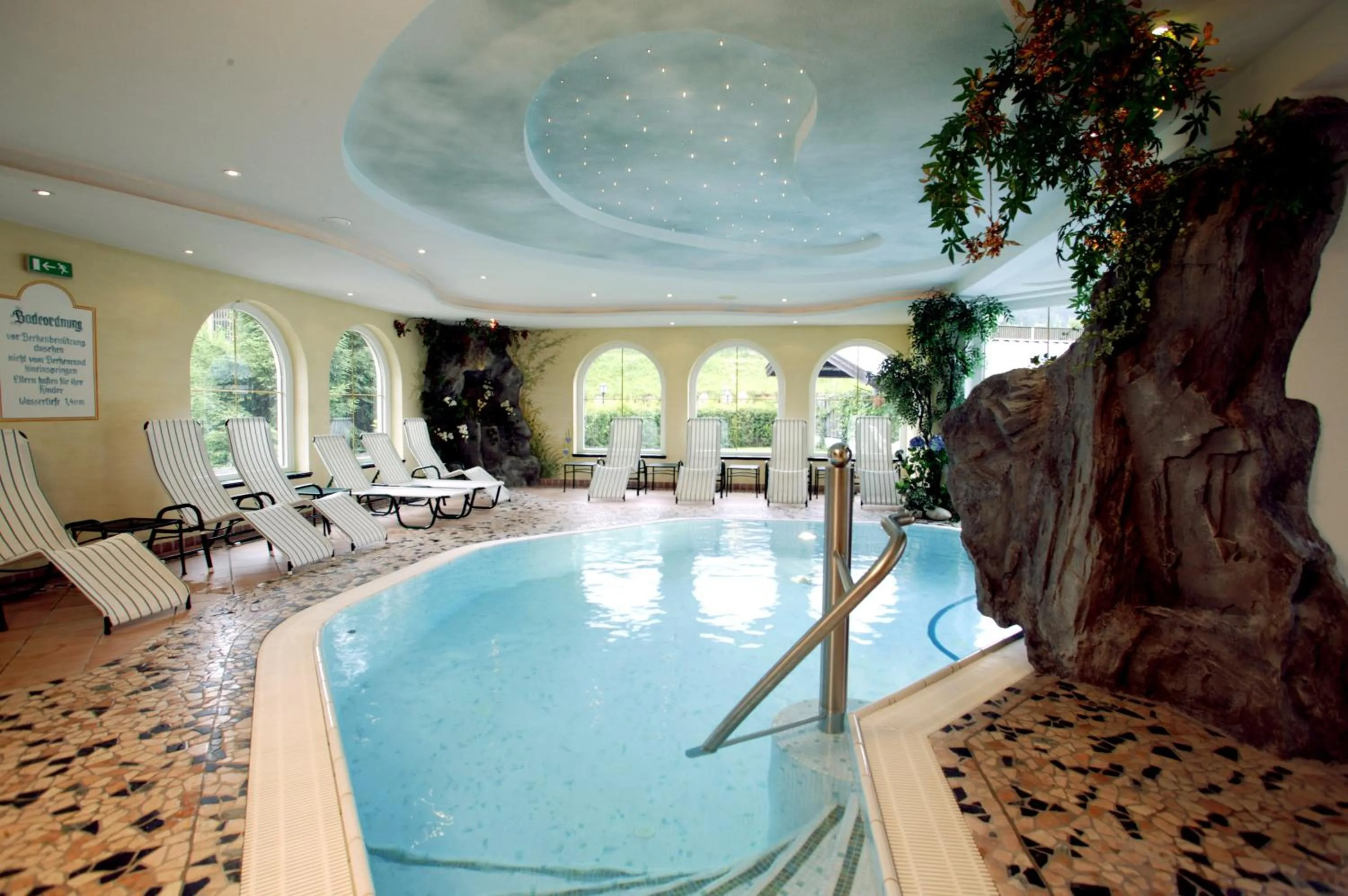 Swimming pool in Smaragdhotel Tauernblick