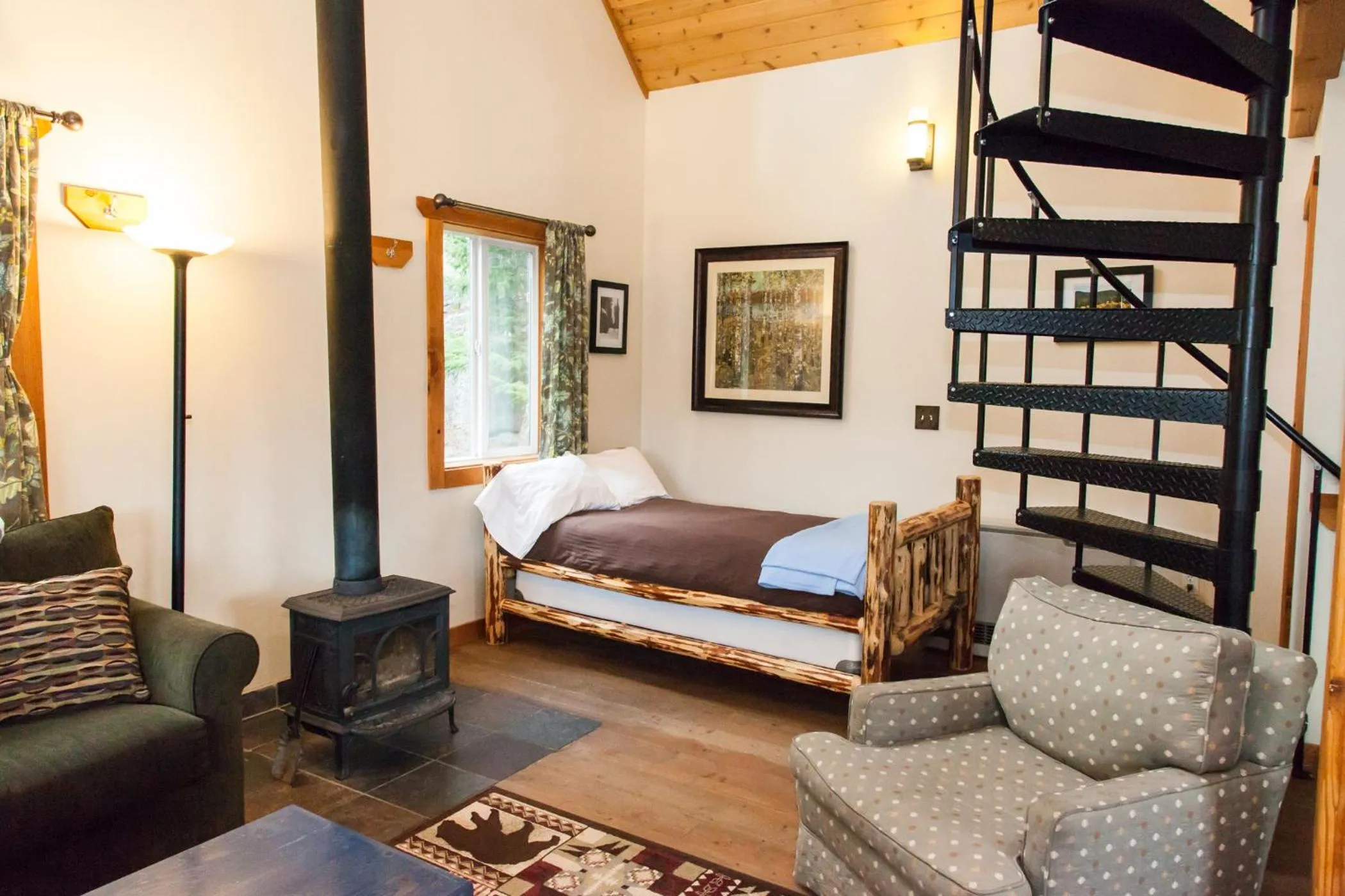 Photo of the whole room, Bed in Homestake Lodge
