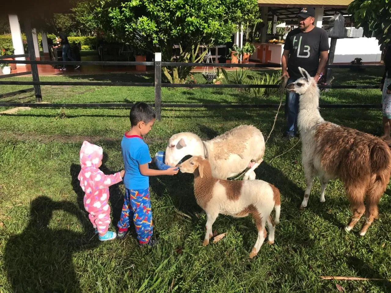 People in Hotel Campestre El Triunfo
