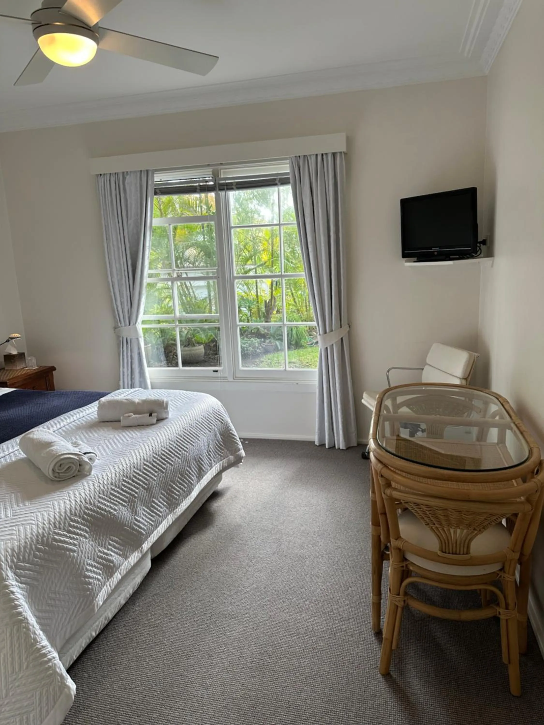 TV and multimedia, Bed in Palm Beach Bed & Breakfast