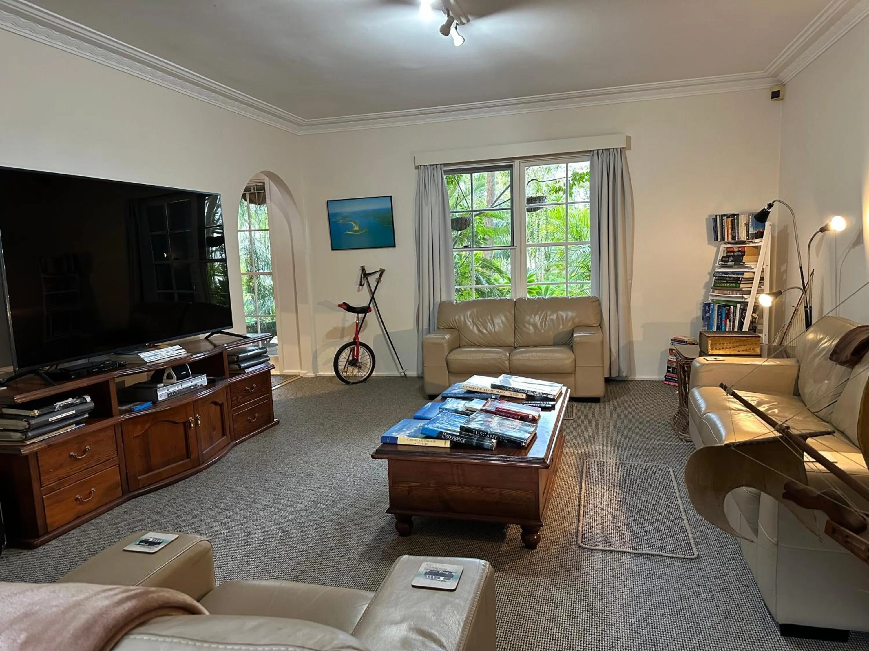 Communal lounge/ TV room in Palm Beach Bed & Breakfast